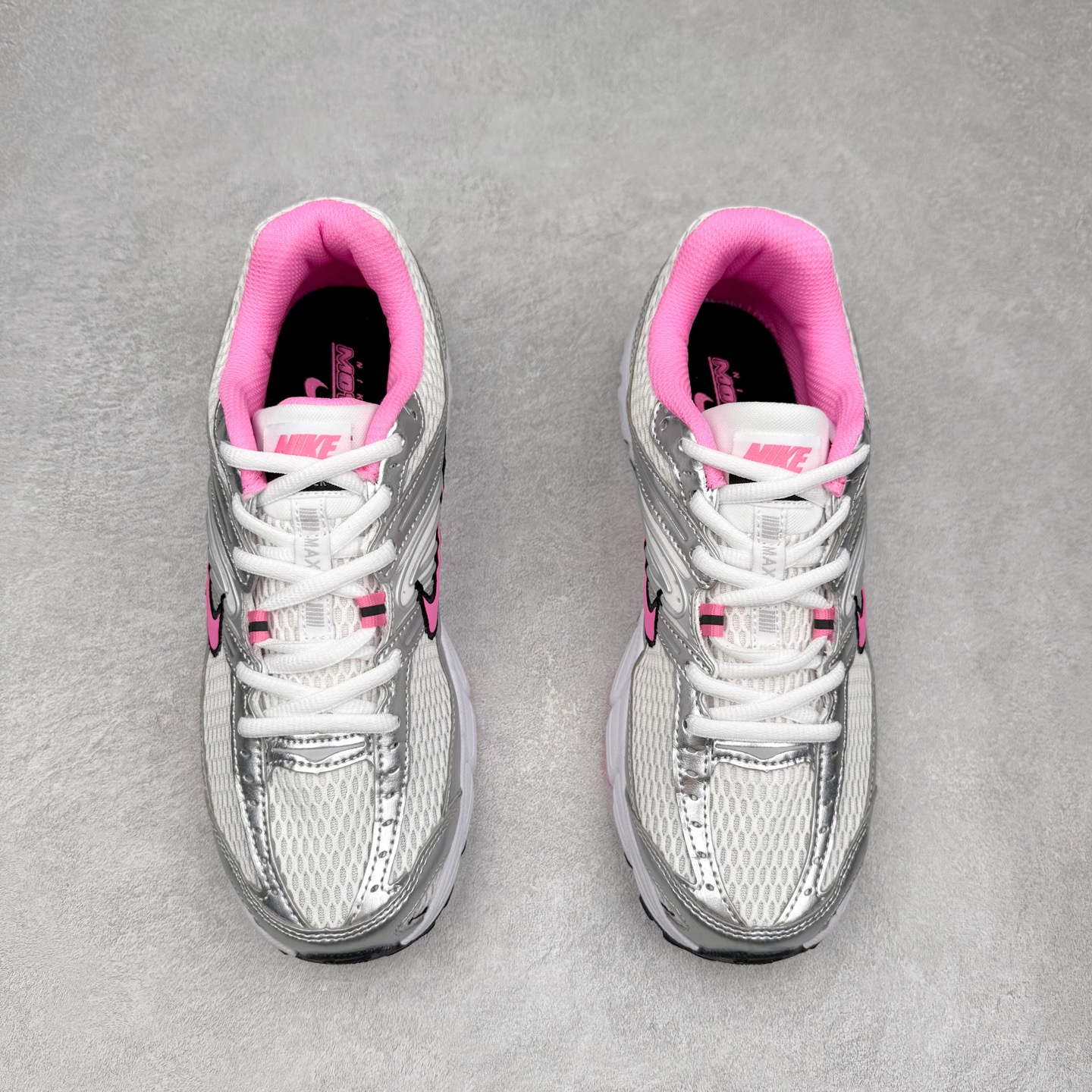 图片[2]-NK Air Max Moto 2K 舒适百搭耐磨 低帮跑步鞋 HQ2056-01 实拍调校N版已经零色差零失真 百分百还原实物色彩所见即所得 不存在货不对板色差等低级问题 选购参考实物拍摄 不混卖不参货 只用心做好货严格选品 承诺混一赔十 尺码：36 36.5 37.5 38 38.5 39 40 40.5 41 42 42.5 43 44 44.5 45-选品中心