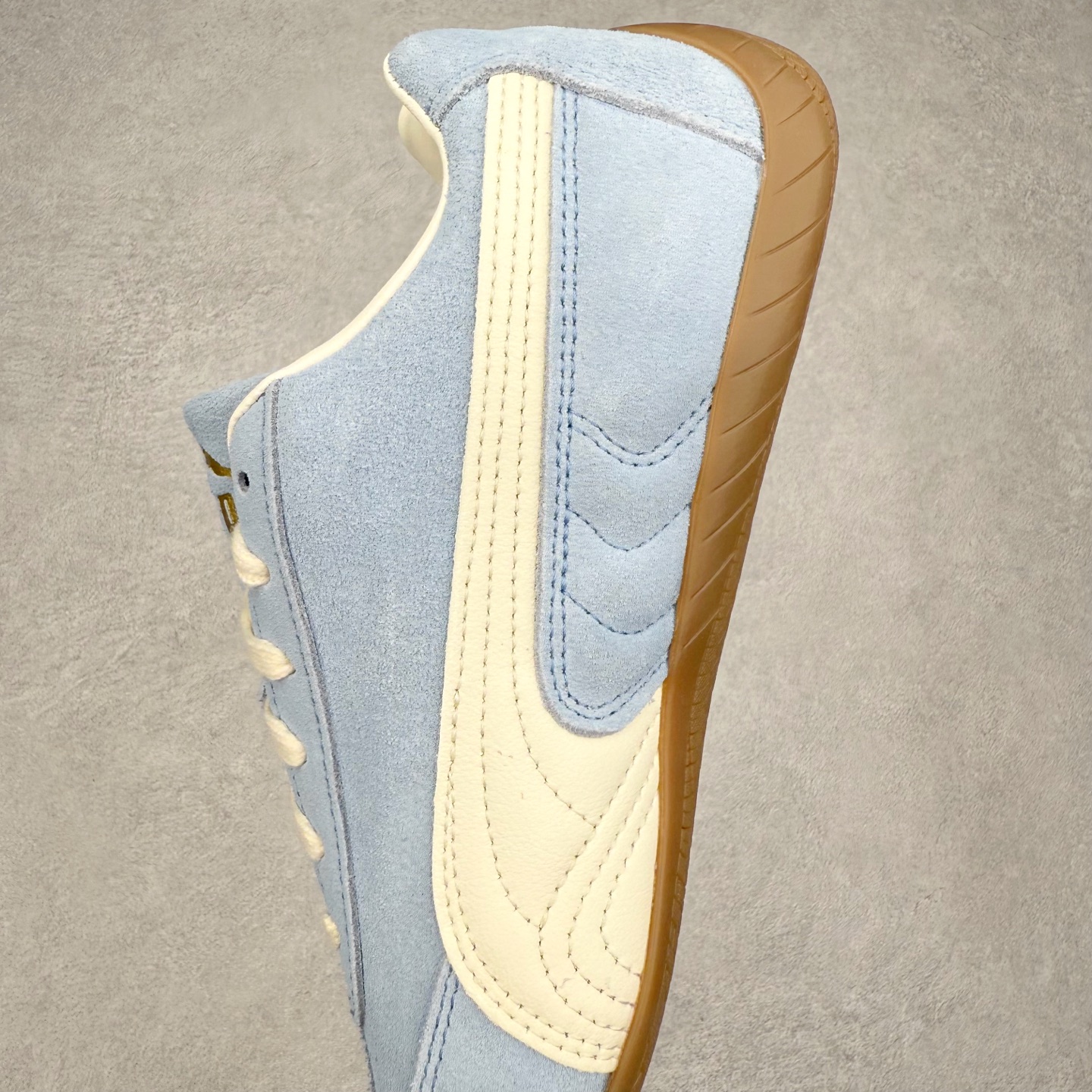 图片[7]-＃CS纯原 PUMA Speedca OG 彪马极速赛车系列低帮德训风拼接复古百搭休闲运动赛车鞋 鞋款从80、90年代赛车手所穿的防火赛车鞋为原型，鞋身线条模仿了赛车的流线廓形，体现了空气动力学原理的结构。简约流畅的外观，恰好又和贯穿其中的Formstrip Logo融合恰到好处，视觉上细节丰富且协调。本次Speedcat OG鞋款归来，最大看点自然式保留了窄版鞋型以及薄底构造。这两年各品牌鞋底越做越厚，Speedcat反其道而行之，上脚几乎无鞋底的效果带来耳目一新的视觉体验。鞋面依旧是以质感细腻的麂皮材质打造，并且大面积近乎全包裹的使用，复古味道也愈发浓烈。配色上更是将最原始的黑色和红色带回，向F1赛车队的标志性队服致敬。相信让各位一眼种草的更多是出挑的大红色，上脚即可瞬间点亮整体造型，在以球鞋为核心的OOTD中脱颖而出。而另一款黑色则是低调的万金油，彰显新潮个性的同时又不喧宾夺主，也是热爱简约系穿搭朋友的首选。 尺码：35.5 36 37 37.5 38 38.5 39 40 40.5 41 42 42.5 43 44 44.5 45-选品中心