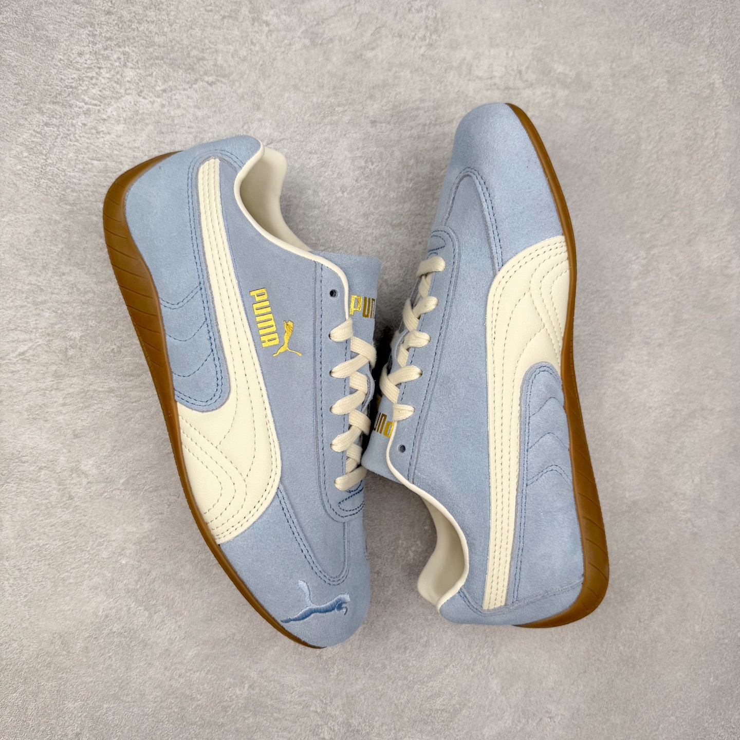 图片[3]-＃CS纯原 PUMA Speedca OG 彪马极速赛车系列低帮德训风拼接复古百搭休闲运动赛车鞋 鞋款从80、90年代赛车手所穿的防火赛车鞋为原型，鞋身线条模仿了赛车的流线廓形，体现了空气动力学原理的结构。简约流畅的外观，恰好又和贯穿其中的Formstrip Logo融合恰到好处，视觉上细节丰富且协调。本次Speedcat OG鞋款归来，最大看点自然式保留了窄版鞋型以及薄底构造。这两年各品牌鞋底越做越厚，Speedcat反其道而行之，上脚几乎无鞋底的效果带来耳目一新的视觉体验。鞋面依旧是以质感细腻的麂皮材质打造，并且大面积近乎全包裹的使用，复古味道也愈发浓烈。配色上更是将最原始的黑色和红色带回，向F1赛车队的标志性队服致敬。相信让各位一眼种草的更多是出挑的大红色，上脚即可瞬间点亮整体造型，在以球鞋为核心的OOTD中脱颖而出。而另一款黑色则是低调的万金油，彰显新潮个性的同时又不喧宾夺主，也是热爱简约系穿搭朋友的首选。 尺码：35.5 36 37 37.5 38 38.5 39 40 40.5 41 42 42.5 43 44 44.5 45-选品中心