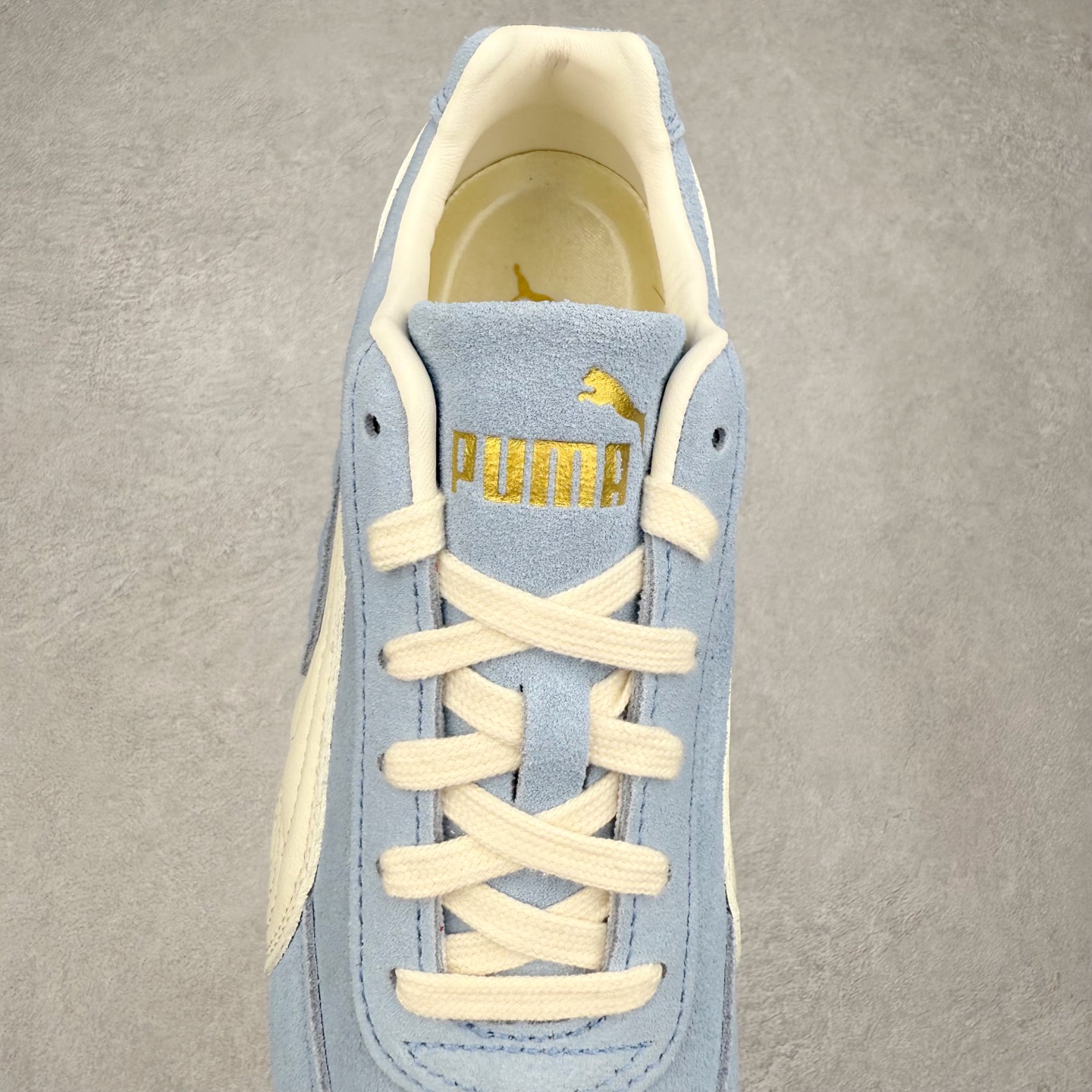 图片[5]-＃CS纯原 PUMA Speedca OG 彪马极速赛车系列低帮德训风拼接复古百搭休闲运动赛车鞋 鞋款从80、90年代赛车手所穿的防火赛车鞋为原型，鞋身线条模仿了赛车的流线廓形，体现了空气动力学原理的结构。简约流畅的外观，恰好又和贯穿其中的Formstrip Logo融合恰到好处，视觉上细节丰富且协调。本次Speedcat OG鞋款归来，最大看点自然式保留了窄版鞋型以及薄底构造。这两年各品牌鞋底越做越厚，Speedcat反其道而行之，上脚几乎无鞋底的效果带来耳目一新的视觉体验。鞋面依旧是以质感细腻的麂皮材质打造，并且大面积近乎全包裹的使用，复古味道也愈发浓烈。配色上更是将最原始的黑色和红色带回，向F1赛车队的标志性队服致敬。相信让各位一眼种草的更多是出挑的大红色，上脚即可瞬间点亮整体造型，在以球鞋为核心的OOTD中脱颖而出。而另一款黑色则是低调的万金油，彰显新潮个性的同时又不喧宾夺主，也是热爱简约系穿搭朋友的首选。 尺码：35.5 36 37 37.5 38 38.5 39 40 40.5 41 42 42.5 43 44 44.5 45-选品中心