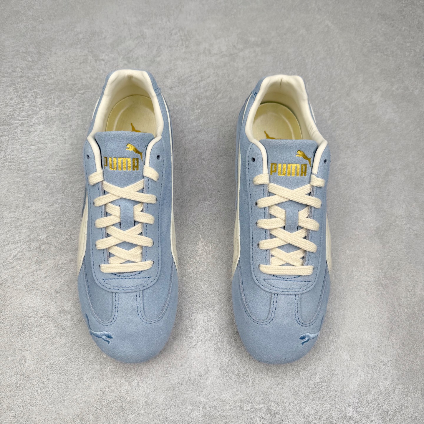 图片[2]-＃CS纯原 PUMA Speedca OG 彪马极速赛车系列低帮德训风拼接复古百搭休闲运动赛车鞋 鞋款从80、90年代赛车手所穿的防火赛车鞋为原型，鞋身线条模仿了赛车的流线廓形，体现了空气动力学原理的结构。简约流畅的外观，恰好又和贯穿其中的Formstrip Logo融合恰到好处，视觉上细节丰富且协调。本次Speedcat OG鞋款归来，最大看点自然式保留了窄版鞋型以及薄底构造。这两年各品牌鞋底越做越厚，Speedcat反其道而行之，上脚几乎无鞋底的效果带来耳目一新的视觉体验。鞋面依旧是以质感细腻的麂皮材质打造，并且大面积近乎全包裹的使用，复古味道也愈发浓烈。配色上更是将最原始的黑色和红色带回，向F1赛车队的标志性队服致敬。相信让各位一眼种草的更多是出挑的大红色，上脚即可瞬间点亮整体造型，在以球鞋为核心的OOTD中脱颖而出。而另一款黑色则是低调的万金油，彰显新潮个性的同时又不喧宾夺主，也是热爱简约系穿搭朋友的首选。 尺码：35.5 36 37 37.5 38 38.5 39 40 40.5 41 42 42.5 43 44 44.5 45-选品中心