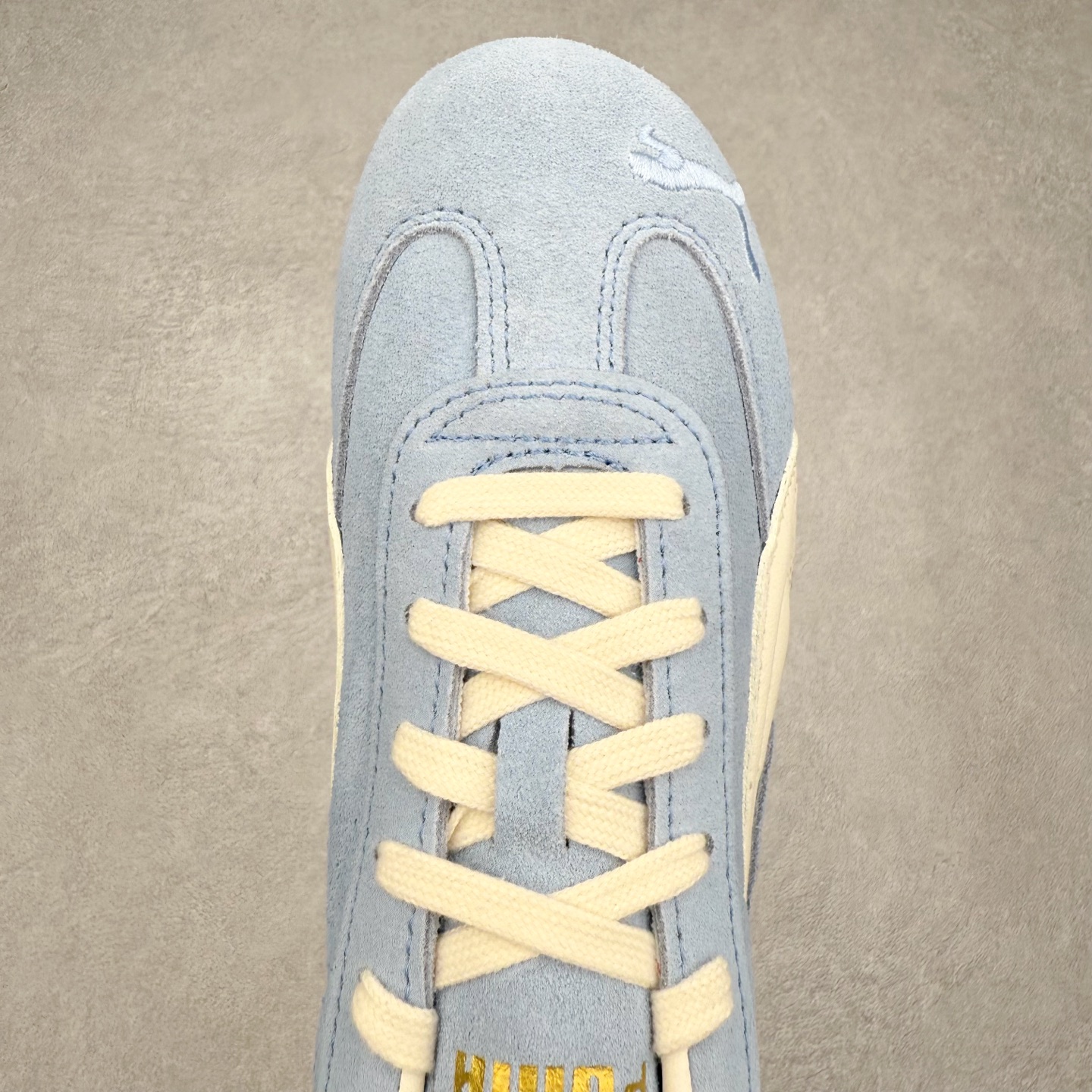 图片[4]-＃CS纯原 PUMA Speedca OG 彪马极速赛车系列低帮德训风拼接复古百搭休闲运动赛车鞋 鞋款从80、90年代赛车手所穿的防火赛车鞋为原型，鞋身线条模仿了赛车的流线廓形，体现了空气动力学原理的结构。简约流畅的外观，恰好又和贯穿其中的Formstrip Logo融合恰到好处，视觉上细节丰富且协调。本次Speedcat OG鞋款归来，最大看点自然式保留了窄版鞋型以及薄底构造。这两年各品牌鞋底越做越厚，Speedcat反其道而行之，上脚几乎无鞋底的效果带来耳目一新的视觉体验。鞋面依旧是以质感细腻的麂皮材质打造，并且大面积近乎全包裹的使用，复古味道也愈发浓烈。配色上更是将最原始的黑色和红色带回，向F1赛车队的标志性队服致敬。相信让各位一眼种草的更多是出挑的大红色，上脚即可瞬间点亮整体造型，在以球鞋为核心的OOTD中脱颖而出。而另一款黑色则是低调的万金油，彰显新潮个性的同时又不喧宾夺主，也是热爱简约系穿搭朋友的首选。 尺码：35.5 36 37 37.5 38 38.5 39 40 40.5 41 42 42.5 43 44 44.5 45-选品中心