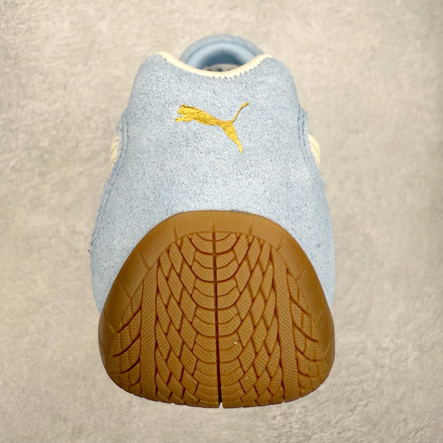 图片[8]-＃CS纯原 PUMA Speedca OG 彪马极速赛车系列低帮德训风拼接复古百搭休闲运动赛车鞋 鞋款从80、90年代赛车手所穿的防火赛车鞋为原型，鞋身线条模仿了赛车的流线廓形，体现了空气动力学原理的结构。简约流畅的外观，恰好又和贯穿其中的Formstrip Logo融合恰到好处，视觉上细节丰富且协调。本次Speedcat OG鞋款归来，最大看点自然式保留了窄版鞋型以及薄底构造。这两年各品牌鞋底越做越厚，Speedcat反其道而行之，上脚几乎无鞋底的效果带来耳目一新的视觉体验。鞋面依旧是以质感细腻的麂皮材质打造，并且大面积近乎全包裹的使用，复古味道也愈发浓烈。配色上更是将最原始的黑色和红色带回，向F1赛车队的标志性队服致敬。相信让各位一眼种草的更多是出挑的大红色，上脚即可瞬间点亮整体造型，在以球鞋为核心的OOTD中脱颖而出。而另一款黑色则是低调的万金油，彰显新潮个性的同时又不喧宾夺主，也是热爱简约系穿搭朋友的首选。 尺码：35.5 36 37 37.5 38 38.5 39 40 40.5 41 42 42.5 43 44 44.5 45-选品中心