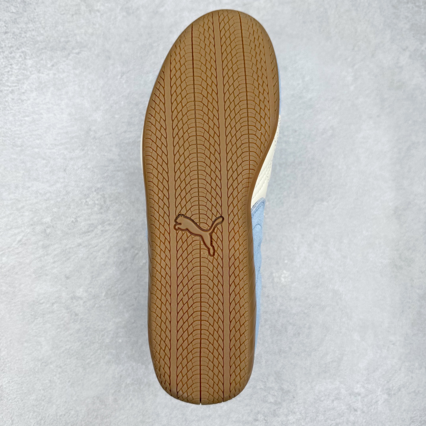 图片[9]-＃CS纯原 PUMA Speedca OG 彪马极速赛车系列低帮德训风拼接复古百搭休闲运动赛车鞋 鞋款从80、90年代赛车手所穿的防火赛车鞋为原型，鞋身线条模仿了赛车的流线廓形，体现了空气动力学原理的结构。简约流畅的外观，恰好又和贯穿其中的Formstrip Logo融合恰到好处，视觉上细节丰富且协调。本次Speedcat OG鞋款归来，最大看点自然式保留了窄版鞋型以及薄底构造。这两年各品牌鞋底越做越厚，Speedcat反其道而行之，上脚几乎无鞋底的效果带来耳目一新的视觉体验。鞋面依旧是以质感细腻的麂皮材质打造，并且大面积近乎全包裹的使用，复古味道也愈发浓烈。配色上更是将最原始的黑色和红色带回，向F1赛车队的标志性队服致敬。相信让各位一眼种草的更多是出挑的大红色，上脚即可瞬间点亮整体造型，在以球鞋为核心的OOTD中脱颖而出。而另一款黑色则是低调的万金油，彰显新潮个性的同时又不喧宾夺主，也是热爱简约系穿搭朋友的首选。 尺码：35.5 36 37 37.5 38 38.5 39 40 40.5 41 42 42.5 43 44 44.5 45-选品中心