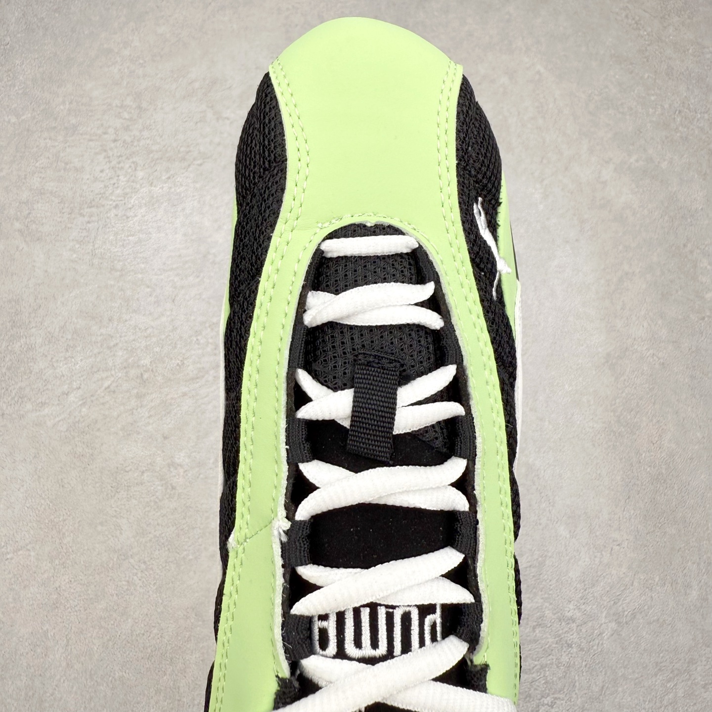 图片[4]-PUMA Speedca Plus 彪马极速赛车系列低帮德训风拼接复古百搭休闲运动赛车鞋 鞋款从80、90年代赛车手所穿的防火赛车鞋为原型，鞋身线条模仿了赛车的流线廓形，体现了空气动力学原理的结构。简约流畅的外观，恰好又和贯穿其中的Formstrip Logo融合恰到好处，视觉上细节丰富且协调。本次Speedcat OG鞋款归来，最大看点自然式保留了窄版鞋型以及薄底构造。这两年各品牌鞋底越做越厚，Speedcat反其道而行之，上脚几乎无鞋底的效果带来耳目一新的视觉体验。鞋面依旧是以质感细腻的麂皮材质打造，并且大面积近乎全包裹的使用，复古味道也愈发浓烈。配色上更是将最原始的黑色和红色带回，向F1赛车队的标志性队服致敬。相信让各位一眼种草的更多是出挑的大红色，上脚即可瞬间点亮整体造型，在以球鞋为核心的OOTD中脱颖而出。而另一款黑色则是低调的万金油，彰显新潮个性的同时又不喧宾夺主，也是热爱简约系穿搭朋友的首选。 尺码：36 37 37.5 38 38.5 39 40 40.5 41 42 42.5 43 44 44.5 45-选品中心