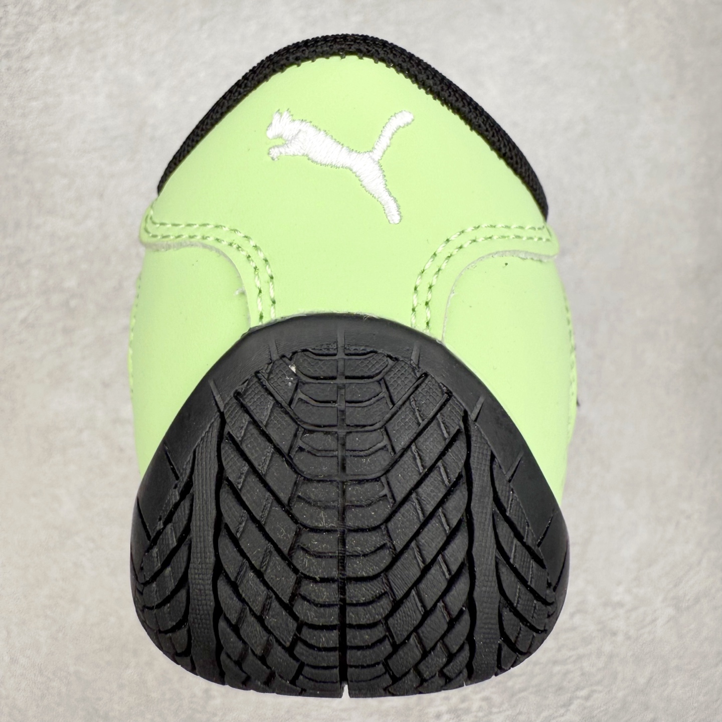 图片[8]-PUMA Speedca Plus 彪马极速赛车系列低帮德训风拼接复古百搭休闲运动赛车鞋 鞋款从80、90年代赛车手所穿的防火赛车鞋为原型，鞋身线条模仿了赛车的流线廓形，体现了空气动力学原理的结构。简约流畅的外观，恰好又和贯穿其中的Formstrip Logo融合恰到好处，视觉上细节丰富且协调。本次Speedcat OG鞋款归来，最大看点自然式保留了窄版鞋型以及薄底构造。这两年各品牌鞋底越做越厚，Speedcat反其道而行之，上脚几乎无鞋底的效果带来耳目一新的视觉体验。鞋面依旧是以质感细腻的麂皮材质打造，并且大面积近乎全包裹的使用，复古味道也愈发浓烈。配色上更是将最原始的黑色和红色带回，向F1赛车队的标志性队服致敬。相信让各位一眼种草的更多是出挑的大红色，上脚即可瞬间点亮整体造型，在以球鞋为核心的OOTD中脱颖而出。而另一款黑色则是低调的万金油，彰显新潮个性的同时又不喧宾夺主，也是热爱简约系穿搭朋友的首选。 尺码：36 37 37.5 38 38.5 39 40 40.5 41 42 42.5 43 44 44.5 45-选品中心