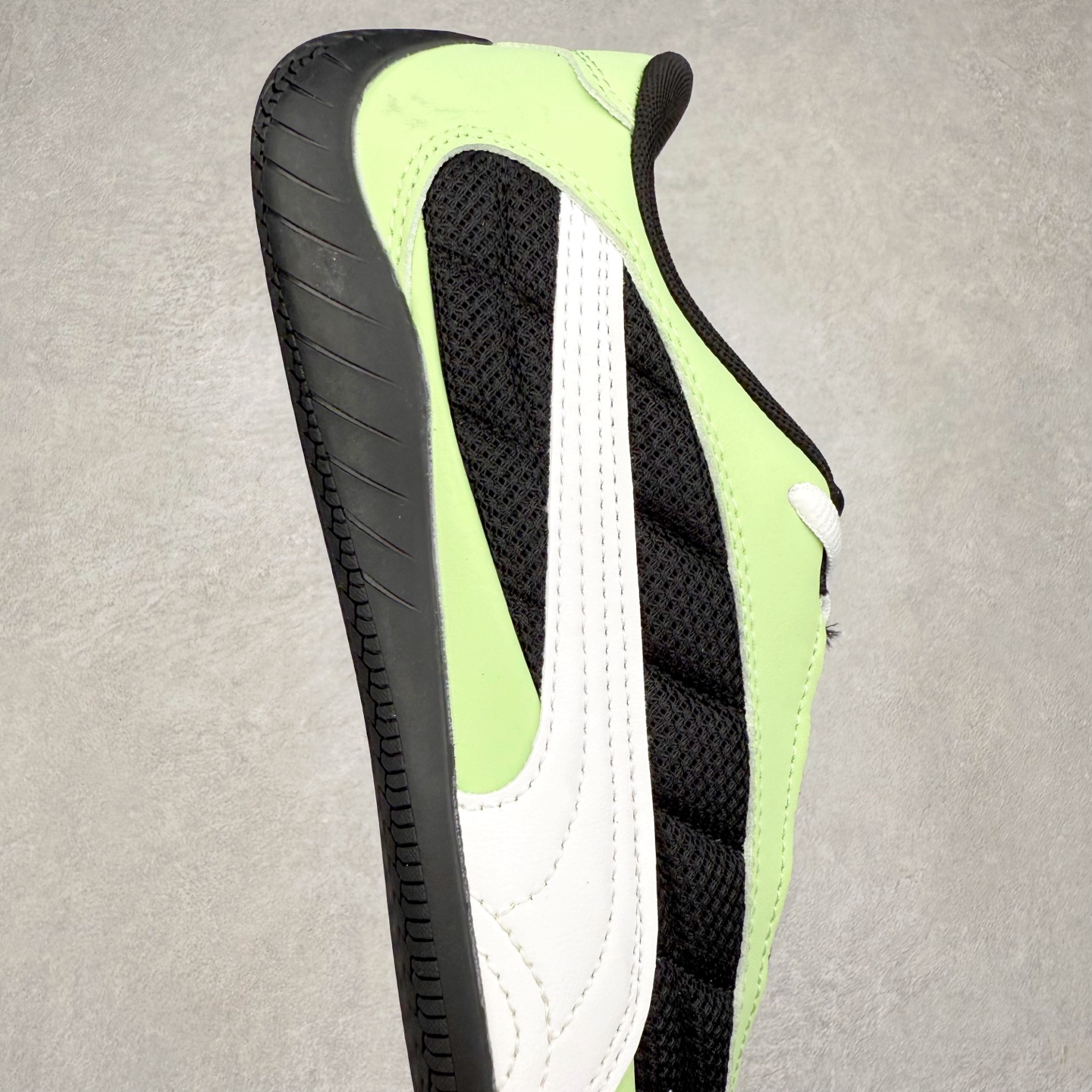 图片[6]-PUMA Speedca Plus 彪马极速赛车系列低帮德训风拼接复古百搭休闲运动赛车鞋 鞋款从80、90年代赛车手所穿的防火赛车鞋为原型，鞋身线条模仿了赛车的流线廓形，体现了空气动力学原理的结构。简约流畅的外观，恰好又和贯穿其中的Formstrip Logo融合恰到好处，视觉上细节丰富且协调。本次Speedcat OG鞋款归来，最大看点自然式保留了窄版鞋型以及薄底构造。这两年各品牌鞋底越做越厚，Speedcat反其道而行之，上脚几乎无鞋底的效果带来耳目一新的视觉体验。鞋面依旧是以质感细腻的麂皮材质打造，并且大面积近乎全包裹的使用，复古味道也愈发浓烈。配色上更是将最原始的黑色和红色带回，向F1赛车队的标志性队服致敬。相信让各位一眼种草的更多是出挑的大红色，上脚即可瞬间点亮整体造型，在以球鞋为核心的OOTD中脱颖而出。而另一款黑色则是低调的万金油，彰显新潮个性的同时又不喧宾夺主，也是热爱简约系穿搭朋友的首选。 尺码：36 37 37.5 38 38.5 39 40 40.5 41 42 42.5 43 44 44.5 45-选品中心