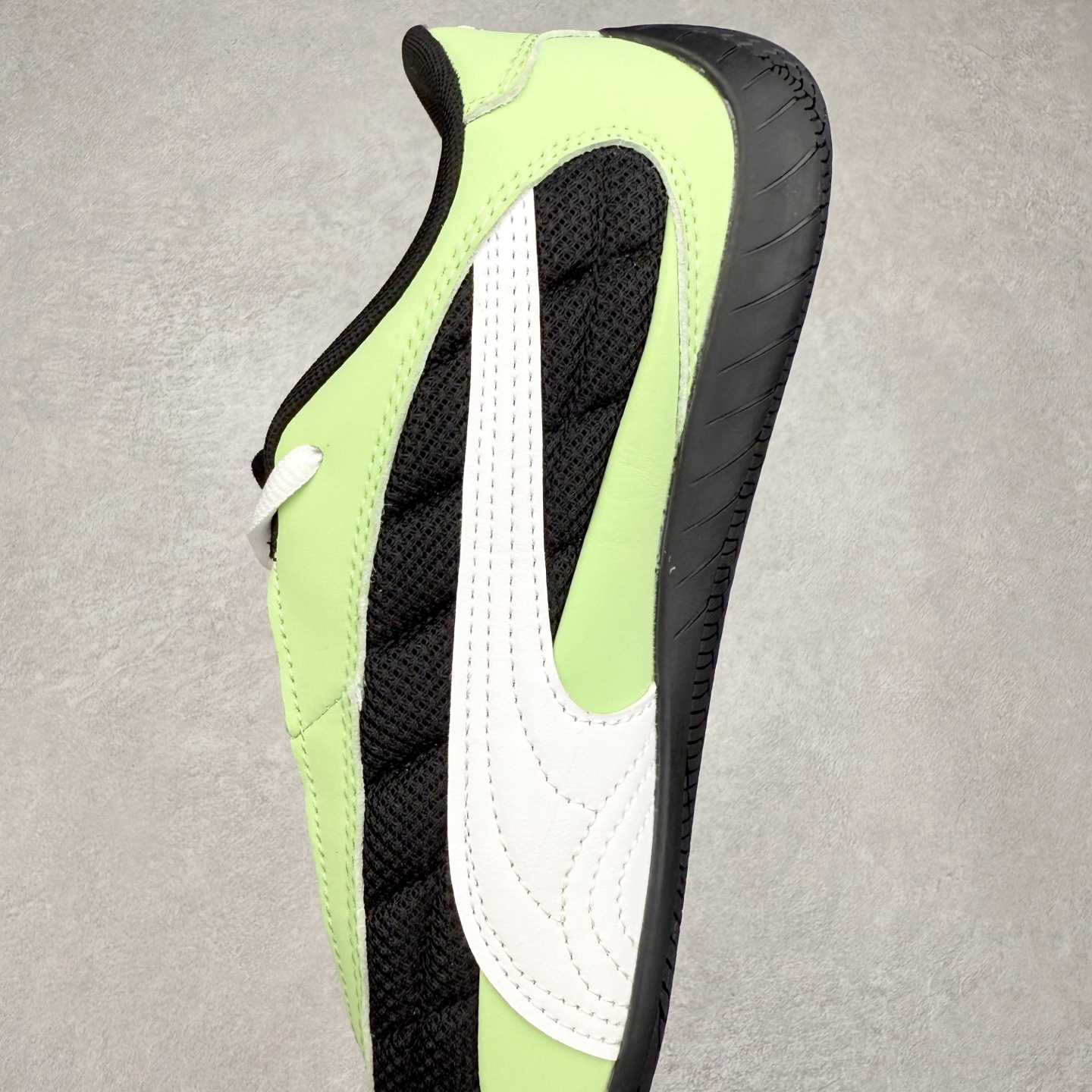 图片[7]-PUMA Speedca Plus 彪马极速赛车系列低帮德训风拼接复古百搭休闲运动赛车鞋 鞋款从80、90年代赛车手所穿的防火赛车鞋为原型，鞋身线条模仿了赛车的流线廓形，体现了空气动力学原理的结构。简约流畅的外观，恰好又和贯穿其中的Formstrip Logo融合恰到好处，视觉上细节丰富且协调。本次Speedcat OG鞋款归来，最大看点自然式保留了窄版鞋型以及薄底构造。这两年各品牌鞋底越做越厚，Speedcat反其道而行之，上脚几乎无鞋底的效果带来耳目一新的视觉体验。鞋面依旧是以质感细腻的麂皮材质打造，并且大面积近乎全包裹的使用，复古味道也愈发浓烈。配色上更是将最原始的黑色和红色带回，向F1赛车队的标志性队服致敬。相信让各位一眼种草的更多是出挑的大红色，上脚即可瞬间点亮整体造型，在以球鞋为核心的OOTD中脱颖而出。而另一款黑色则是低调的万金油，彰显新潮个性的同时又不喧宾夺主，也是热爱简约系穿搭朋友的首选。 尺码：36 37 37.5 38 38.5 39 40 40.5 41 42 42.5 43 44 44.5 45-选品中心