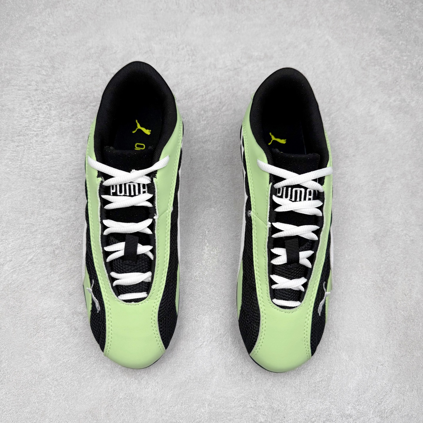 图片[2]-PUMA Speedca Plus 彪马极速赛车系列低帮德训风拼接复古百搭休闲运动赛车鞋 鞋款从80、90年代赛车手所穿的防火赛车鞋为原型，鞋身线条模仿了赛车的流线廓形，体现了空气动力学原理的结构。简约流畅的外观，恰好又和贯穿其中的Formstrip Logo融合恰到好处，视觉上细节丰富且协调。本次Speedcat OG鞋款归来，最大看点自然式保留了窄版鞋型以及薄底构造。这两年各品牌鞋底越做越厚，Speedcat反其道而行之，上脚几乎无鞋底的效果带来耳目一新的视觉体验。鞋面依旧是以质感细腻的麂皮材质打造，并且大面积近乎全包裹的使用，复古味道也愈发浓烈。配色上更是将最原始的黑色和红色带回，向F1赛车队的标志性队服致敬。相信让各位一眼种草的更多是出挑的大红色，上脚即可瞬间点亮整体造型，在以球鞋为核心的OOTD中脱颖而出。而另一款黑色则是低调的万金油，彰显新潮个性的同时又不喧宾夺主，也是热爱简约系穿搭朋友的首选。 尺码：36 37 37.5 38 38.5 39 40 40.5 41 42 42.5 43 44 44.5 45-选品中心