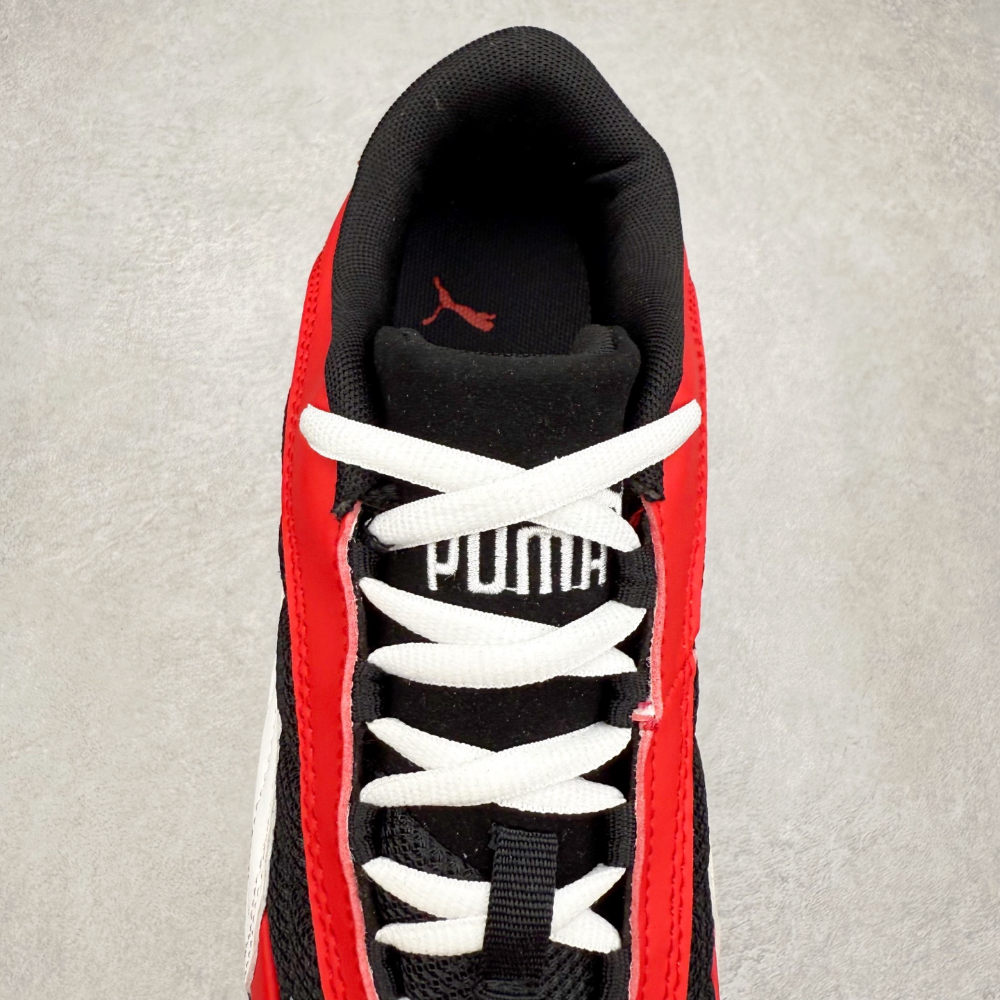 图片[5]-PUMA Speedca Plus 彪马极速赛车系列低帮德训风拼接复古百搭休闲运动赛车鞋 鞋款从80、90年代赛车手所穿的防火赛车鞋为原型，鞋身线条模仿了赛车的流线廓形，体现了空气动力学原理的结构。简约流畅的外观，恰好又和贯穿其中的Formstrip Logo融合恰到好处，视觉上细节丰富且协调。本次Speedcat OG鞋款归来，最大看点自然式保留了窄版鞋型以及薄底构造。这两年各品牌鞋底越做越厚，Speedcat反其道而行之，上脚几乎无鞋底的效果带来耳目一新的视觉体验。鞋面依旧是以质感细腻的麂皮材质打造，并且大面积近乎全包裹的使用，复古味道也愈发浓烈。配色上更是将最原始的黑色和红色带回，向F1赛车队的标志性队服致敬。相信让各位一眼种草的更多是出挑的大红色，上脚即可瞬间点亮整体造型，在以球鞋为核心的OOTD中脱颖而出。而另一款黑色则是低调的万金油，彰显新潮个性的同时又不喧宾夺主，也是热爱简约系穿搭朋友的首选。 尺码：36 37 37.5 38 38.5 39 40 40.5 41 42 42.5 43 44 44.5 45-选品中心