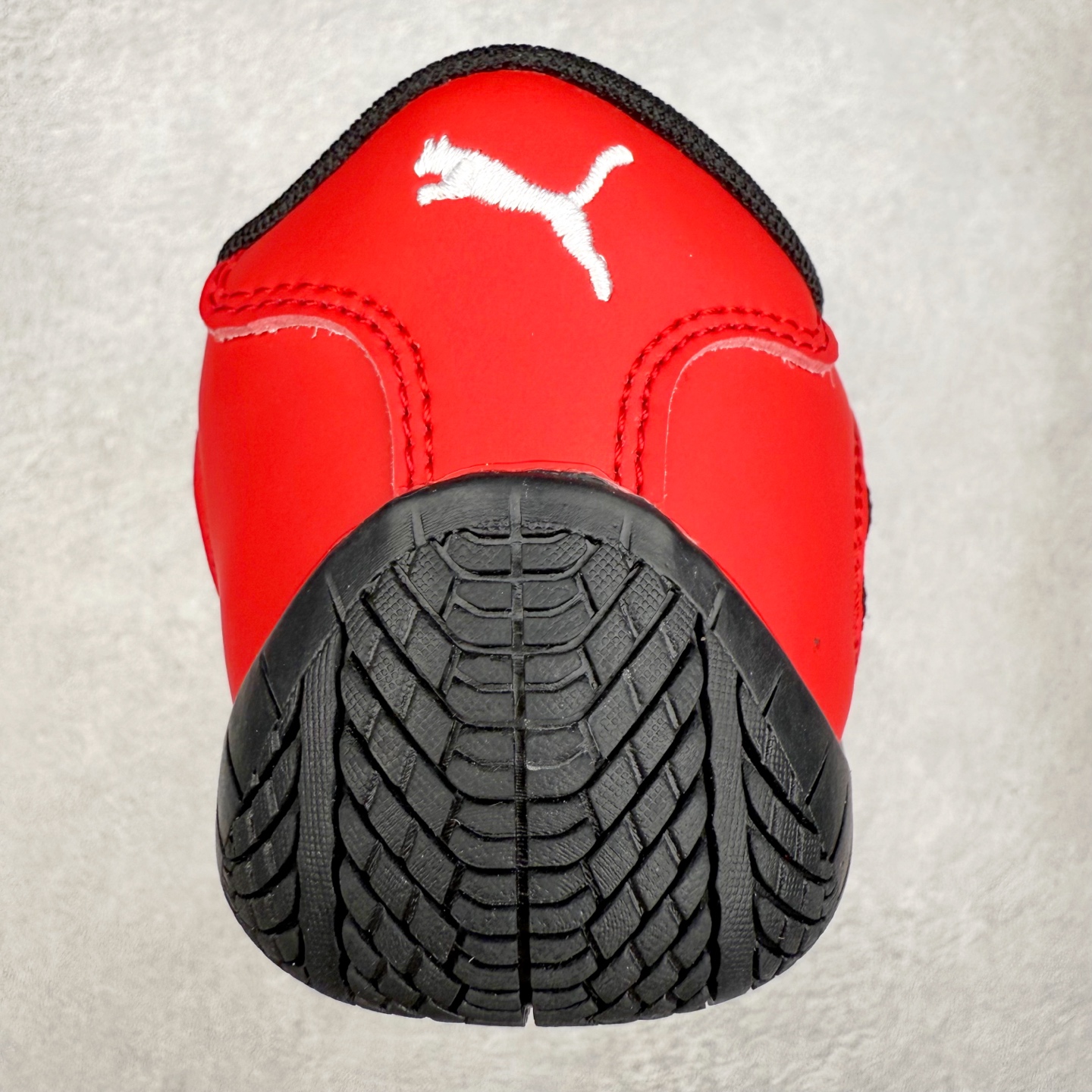 图片[8]-PUMA Speedca Plus 彪马极速赛车系列低帮德训风拼接复古百搭休闲运动赛车鞋 鞋款从80、90年代赛车手所穿的防火赛车鞋为原型，鞋身线条模仿了赛车的流线廓形，体现了空气动力学原理的结构。简约流畅的外观，恰好又和贯穿其中的Formstrip Logo融合恰到好处，视觉上细节丰富且协调。本次Speedcat OG鞋款归来，最大看点自然式保留了窄版鞋型以及薄底构造。这两年各品牌鞋底越做越厚，Speedcat反其道而行之，上脚几乎无鞋底的效果带来耳目一新的视觉体验。鞋面依旧是以质感细腻的麂皮材质打造，并且大面积近乎全包裹的使用，复古味道也愈发浓烈。配色上更是将最原始的黑色和红色带回，向F1赛车队的标志性队服致敬。相信让各位一眼种草的更多是出挑的大红色，上脚即可瞬间点亮整体造型，在以球鞋为核心的OOTD中脱颖而出。而另一款黑色则是低调的万金油，彰显新潮个性的同时又不喧宾夺主，也是热爱简约系穿搭朋友的首选。 尺码：36 37 37.5 38 38.5 39 40 40.5 41 42 42.5 43 44 44.5 45-选品中心