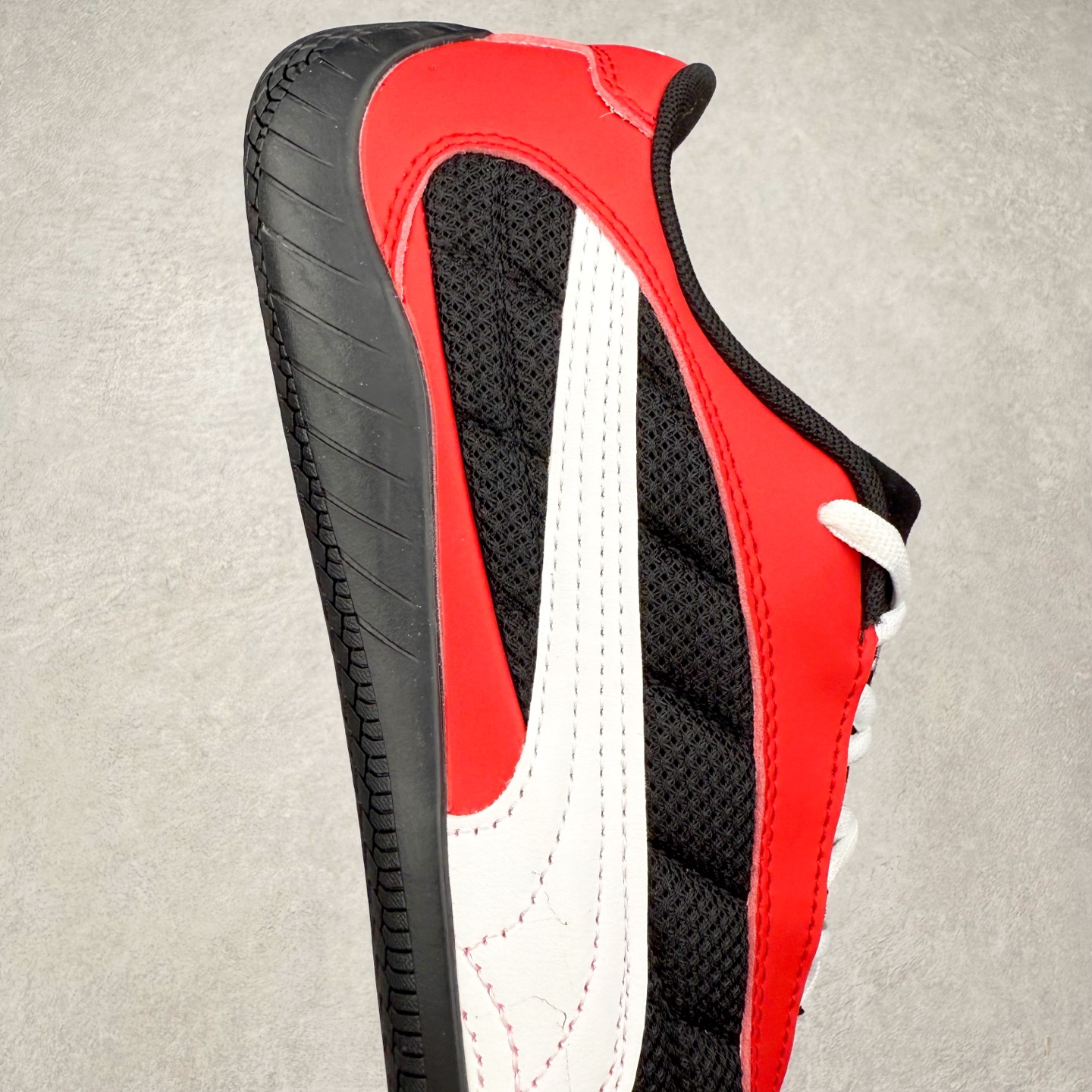 图片[6]-PUMA Speedca Plus 彪马极速赛车系列低帮德训风拼接复古百搭休闲运动赛车鞋 鞋款从80、90年代赛车手所穿的防火赛车鞋为原型，鞋身线条模仿了赛车的流线廓形，体现了空气动力学原理的结构。简约流畅的外观，恰好又和贯穿其中的Formstrip Logo融合恰到好处，视觉上细节丰富且协调。本次Speedcat OG鞋款归来，最大看点自然式保留了窄版鞋型以及薄底构造。这两年各品牌鞋底越做越厚，Speedcat反其道而行之，上脚几乎无鞋底的效果带来耳目一新的视觉体验。鞋面依旧是以质感细腻的麂皮材质打造，并且大面积近乎全包裹的使用，复古味道也愈发浓烈。配色上更是将最原始的黑色和红色带回，向F1赛车队的标志性队服致敬。相信让各位一眼种草的更多是出挑的大红色，上脚即可瞬间点亮整体造型，在以球鞋为核心的OOTD中脱颖而出。而另一款黑色则是低调的万金油，彰显新潮个性的同时又不喧宾夺主，也是热爱简约系穿搭朋友的首选。 尺码：36 37 37.5 38 38.5 39 40 40.5 41 42 42.5 43 44 44.5 45-选品中心