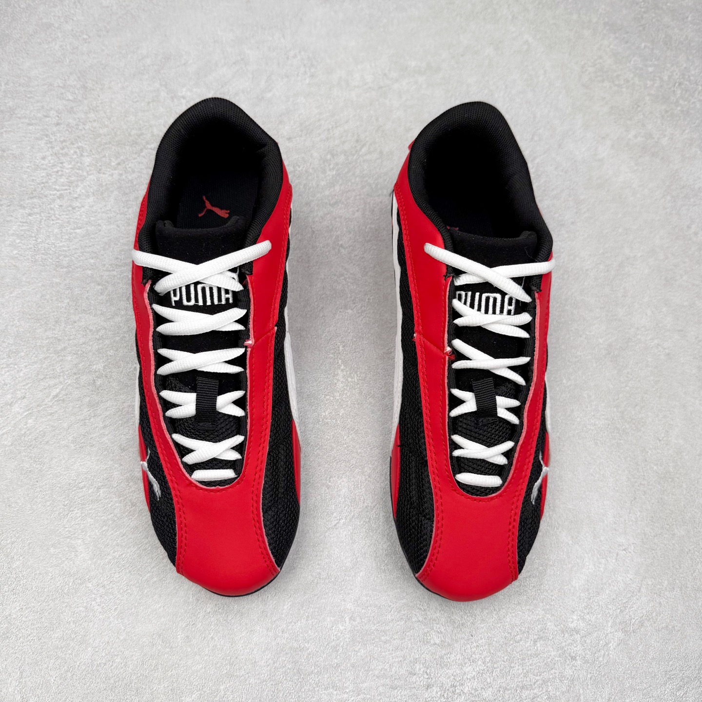 图片[2]-PUMA Speedca Plus 彪马极速赛车系列低帮德训风拼接复古百搭休闲运动赛车鞋 鞋款从80、90年代赛车手所穿的防火赛车鞋为原型，鞋身线条模仿了赛车的流线廓形，体现了空气动力学原理的结构。简约流畅的外观，恰好又和贯穿其中的Formstrip Logo融合恰到好处，视觉上细节丰富且协调。本次Speedcat OG鞋款归来，最大看点自然式保留了窄版鞋型以及薄底构造。这两年各品牌鞋底越做越厚，Speedcat反其道而行之，上脚几乎无鞋底的效果带来耳目一新的视觉体验。鞋面依旧是以质感细腻的麂皮材质打造，并且大面积近乎全包裹的使用，复古味道也愈发浓烈。配色上更是将最原始的黑色和红色带回，向F1赛车队的标志性队服致敬。相信让各位一眼种草的更多是出挑的大红色，上脚即可瞬间点亮整体造型，在以球鞋为核心的OOTD中脱颖而出。而另一款黑色则是低调的万金油，彰显新潮个性的同时又不喧宾夺主，也是热爱简约系穿搭朋友的首选。 尺码：36 37 37.5 38 38.5 39 40 40.5 41 42 42.5 43 44 44.5 45-选品中心