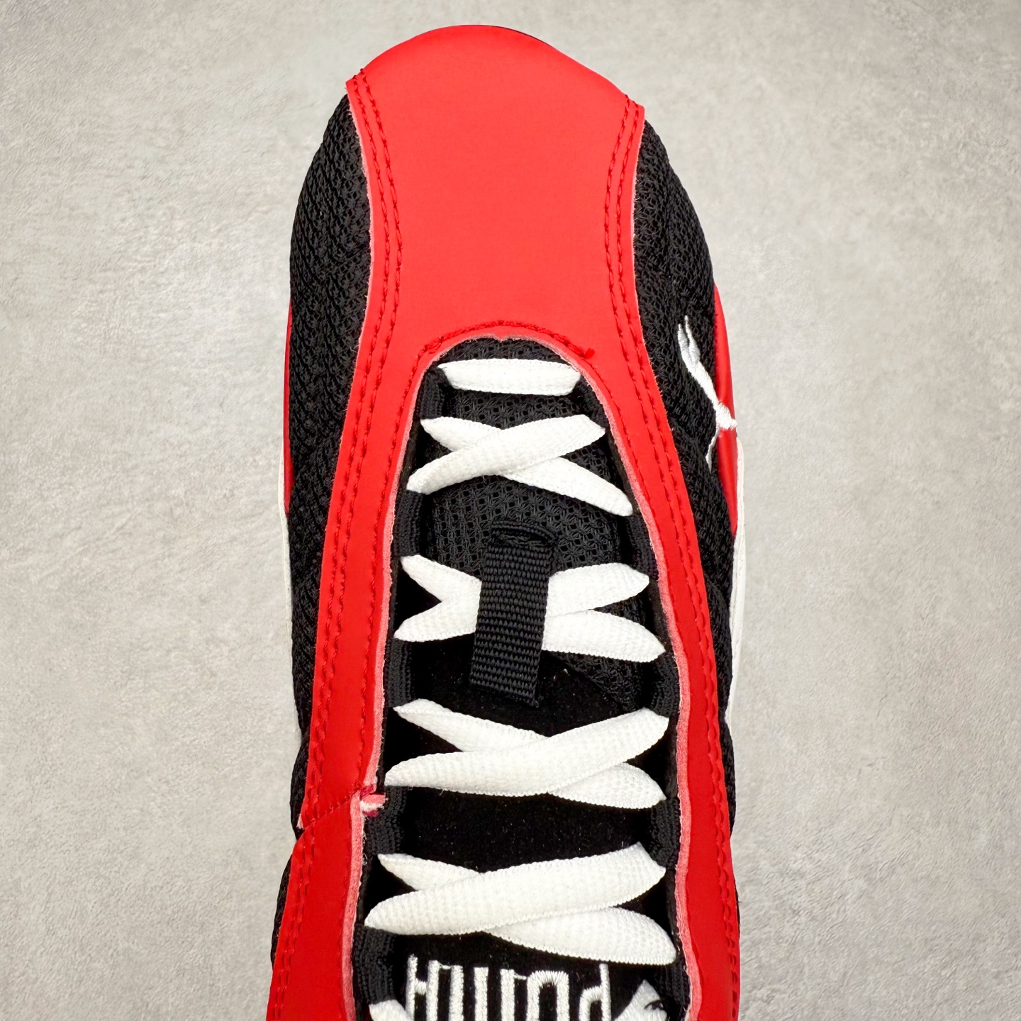 图片[4]-PUMA Speedca Plus 彪马极速赛车系列低帮德训风拼接复古百搭休闲运动赛车鞋 鞋款从80、90年代赛车手所穿的防火赛车鞋为原型，鞋身线条模仿了赛车的流线廓形，体现了空气动力学原理的结构。简约流畅的外观，恰好又和贯穿其中的Formstrip Logo融合恰到好处，视觉上细节丰富且协调。本次Speedcat OG鞋款归来，最大看点自然式保留了窄版鞋型以及薄底构造。这两年各品牌鞋底越做越厚，Speedcat反其道而行之，上脚几乎无鞋底的效果带来耳目一新的视觉体验。鞋面依旧是以质感细腻的麂皮材质打造，并且大面积近乎全包裹的使用，复古味道也愈发浓烈。配色上更是将最原始的黑色和红色带回，向F1赛车队的标志性队服致敬。相信让各位一眼种草的更多是出挑的大红色，上脚即可瞬间点亮整体造型，在以球鞋为核心的OOTD中脱颖而出。而另一款黑色则是低调的万金油，彰显新潮个性的同时又不喧宾夺主，也是热爱简约系穿搭朋友的首选。 尺码：36 37 37.5 38 38.5 39 40 40.5 41 42 42.5 43 44 44.5 45-选品中心