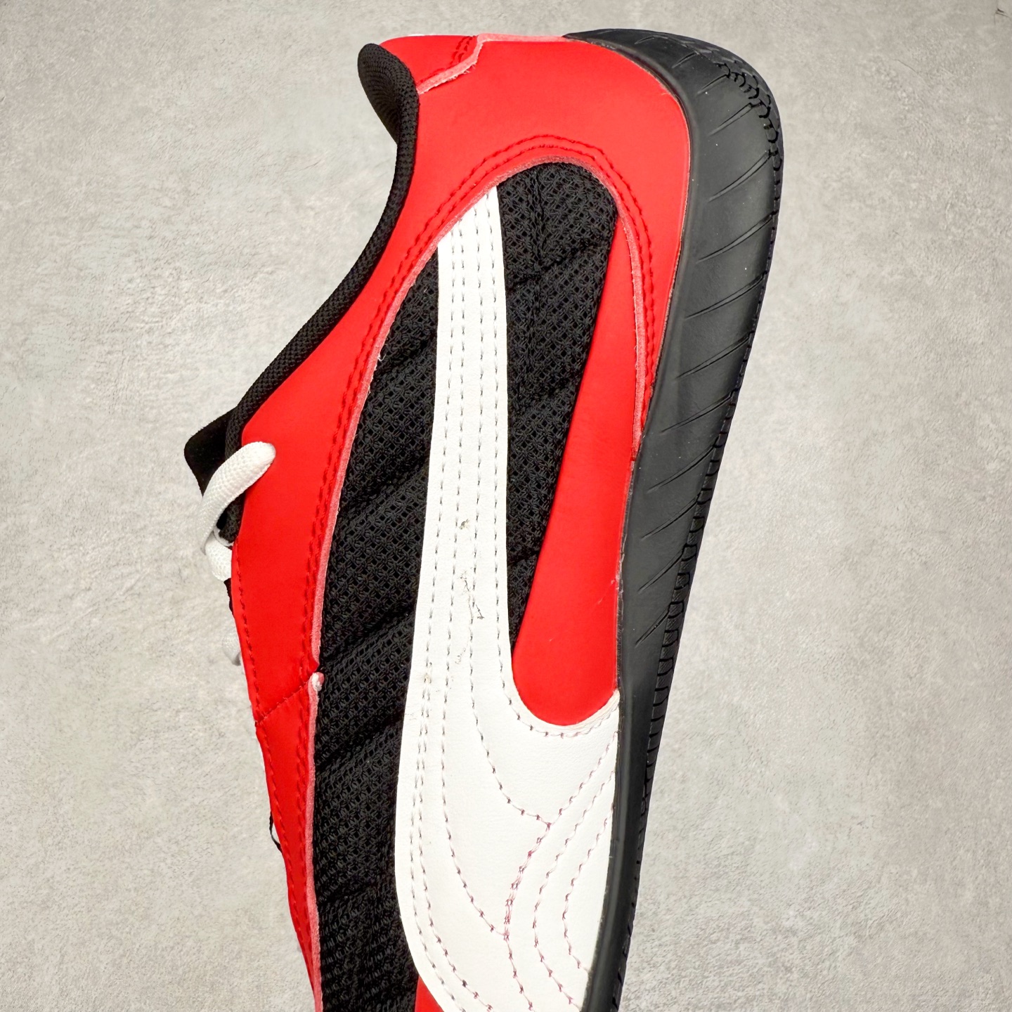 图片[7]-PUMA Speedca Plus 彪马极速赛车系列低帮德训风拼接复古百搭休闲运动赛车鞋 鞋款从80、90年代赛车手所穿的防火赛车鞋为原型，鞋身线条模仿了赛车的流线廓形，体现了空气动力学原理的结构。简约流畅的外观，恰好又和贯穿其中的Formstrip Logo融合恰到好处，视觉上细节丰富且协调。本次Speedcat OG鞋款归来，最大看点自然式保留了窄版鞋型以及薄底构造。这两年各品牌鞋底越做越厚，Speedcat反其道而行之，上脚几乎无鞋底的效果带来耳目一新的视觉体验。鞋面依旧是以质感细腻的麂皮材质打造，并且大面积近乎全包裹的使用，复古味道也愈发浓烈。配色上更是将最原始的黑色和红色带回，向F1赛车队的标志性队服致敬。相信让各位一眼种草的更多是出挑的大红色，上脚即可瞬间点亮整体造型，在以球鞋为核心的OOTD中脱颖而出。而另一款黑色则是低调的万金油，彰显新潮个性的同时又不喧宾夺主，也是热爱简约系穿搭朋友的首选。 尺码：36 37 37.5 38 38.5 39 40 40.5 41 42 42.5 43 44 44.5 45-选品中心