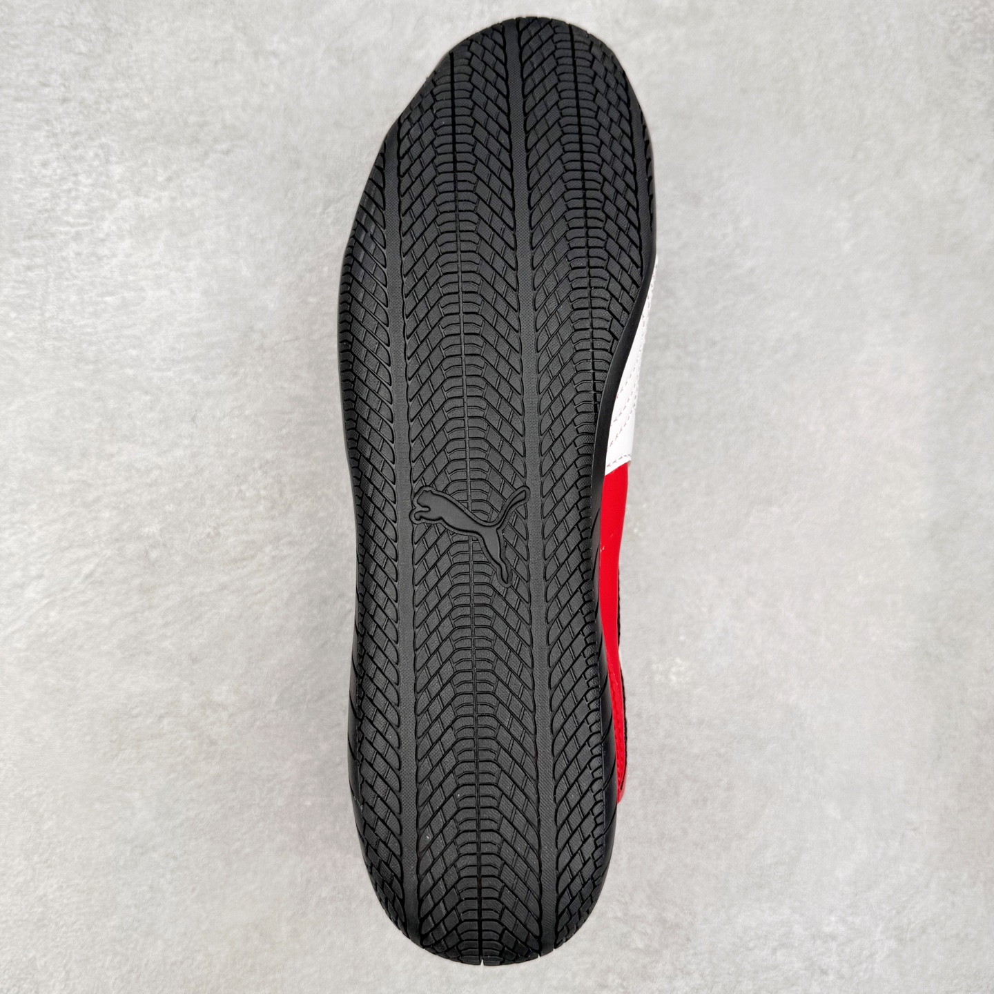 图片[9]-PUMA Speedca Plus 彪马极速赛车系列低帮德训风拼接复古百搭休闲运动赛车鞋 鞋款从80、90年代赛车手所穿的防火赛车鞋为原型，鞋身线条模仿了赛车的流线廓形，体现了空气动力学原理的结构。简约流畅的外观，恰好又和贯穿其中的Formstrip Logo融合恰到好处，视觉上细节丰富且协调。本次Speedcat OG鞋款归来，最大看点自然式保留了窄版鞋型以及薄底构造。这两年各品牌鞋底越做越厚，Speedcat反其道而行之，上脚几乎无鞋底的效果带来耳目一新的视觉体验。鞋面依旧是以质感细腻的麂皮材质打造，并且大面积近乎全包裹的使用，复古味道也愈发浓烈。配色上更是将最原始的黑色和红色带回，向F1赛车队的标志性队服致敬。相信让各位一眼种草的更多是出挑的大红色，上脚即可瞬间点亮整体造型，在以球鞋为核心的OOTD中脱颖而出。而另一款黑色则是低调的万金油，彰显新潮个性的同时又不喧宾夺主，也是热爱简约系穿搭朋友的首选。 尺码：36 37 37.5 38 38.5 39 40 40.5 41 42 42.5 43 44 44.5 45-选品中心