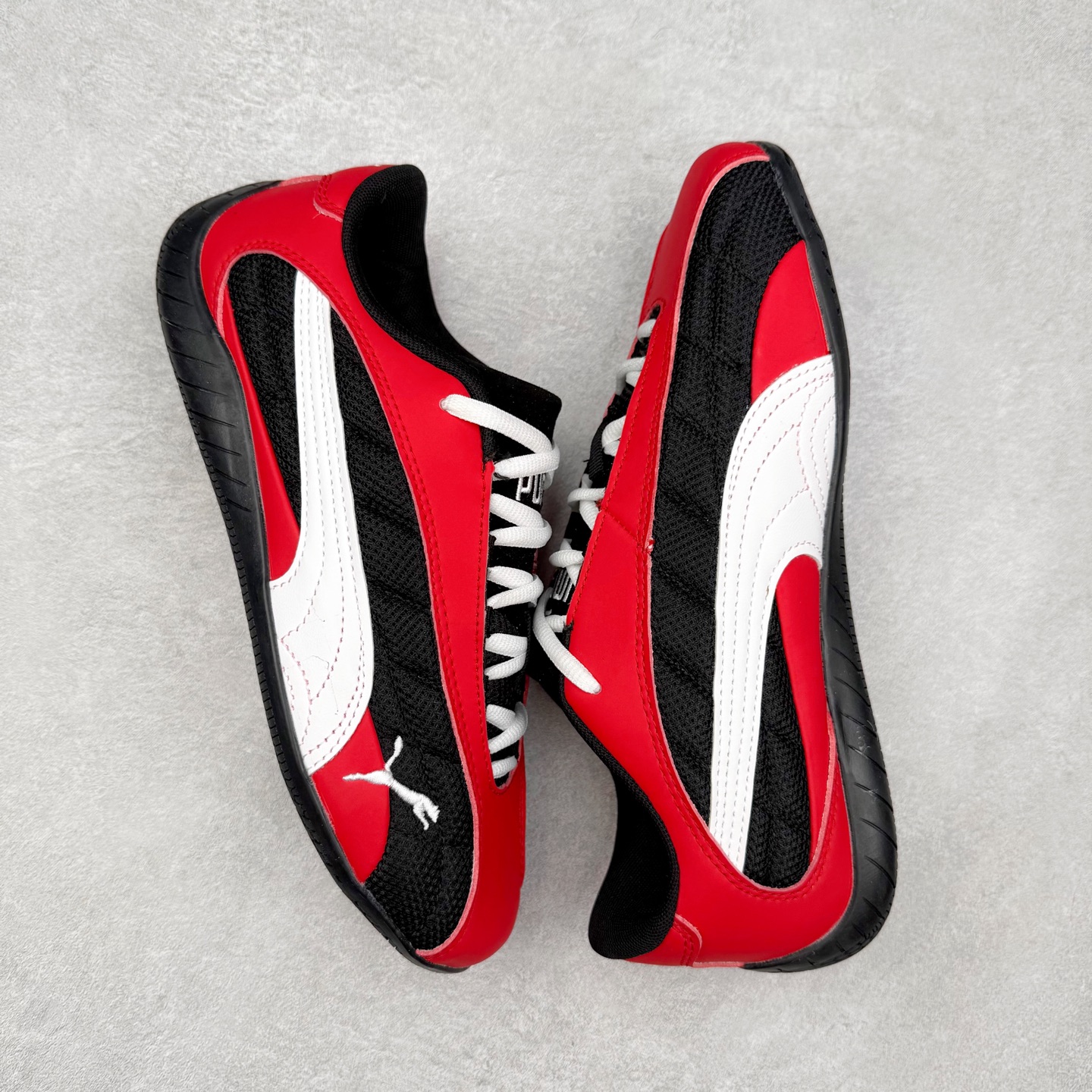 图片[3]-PUMA Speedca Plus 彪马极速赛车系列低帮德训风拼接复古百搭休闲运动赛车鞋 鞋款从80、90年代赛车手所穿的防火赛车鞋为原型，鞋身线条模仿了赛车的流线廓形，体现了空气动力学原理的结构。简约流畅的外观，恰好又和贯穿其中的Formstrip Logo融合恰到好处，视觉上细节丰富且协调。本次Speedcat OG鞋款归来，最大看点自然式保留了窄版鞋型以及薄底构造。这两年各品牌鞋底越做越厚，Speedcat反其道而行之，上脚几乎无鞋底的效果带来耳目一新的视觉体验。鞋面依旧是以质感细腻的麂皮材质打造，并且大面积近乎全包裹的使用，复古味道也愈发浓烈。配色上更是将最原始的黑色和红色带回，向F1赛车队的标志性队服致敬。相信让各位一眼种草的更多是出挑的大红色，上脚即可瞬间点亮整体造型，在以球鞋为核心的OOTD中脱颖而出。而另一款黑色则是低调的万金油，彰显新潮个性的同时又不喧宾夺主，也是热爱简约系穿搭朋友的首选。 尺码：36 37 37.5 38 38.5 39 40 40.5 41 42 42.5 43 44 44.5 45-选品中心