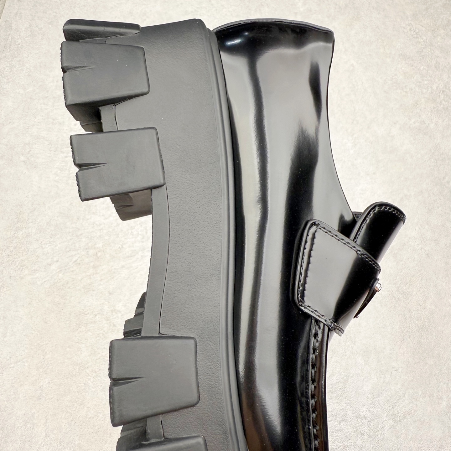 图片[6]-＃GD广顶 PRADA Monolith 普拉达皮革休闲平底乐福鞋 春夏最好的穿的乐福鞋 没有之一鞋型秀气大方 三角标加持 高级感拉满 无论日常通勤还是小场合都能穿出气场意大利著名的奢侈品品牌 普拉达这款牛皮面演绎prada式的黑暗优雅风情 鞋头很是秀气 鞋楦的复古与时尚平衡的非常好 没有平时别的款式的呆板整体是休闲时尚风 风格简约大方 舒适轻便 小牛皮鞋面超级软触感亲肤而光滑 很显质感也很好打理 设计摆脱路人感 打破沉闷单调 真的超级清秀百搭 而且这款增高效果一绝 特别有英伦风但又不是太过于复古的也很符合都市年轻人的审美 尺码：35 36 37 38 39 40 41-选品中心