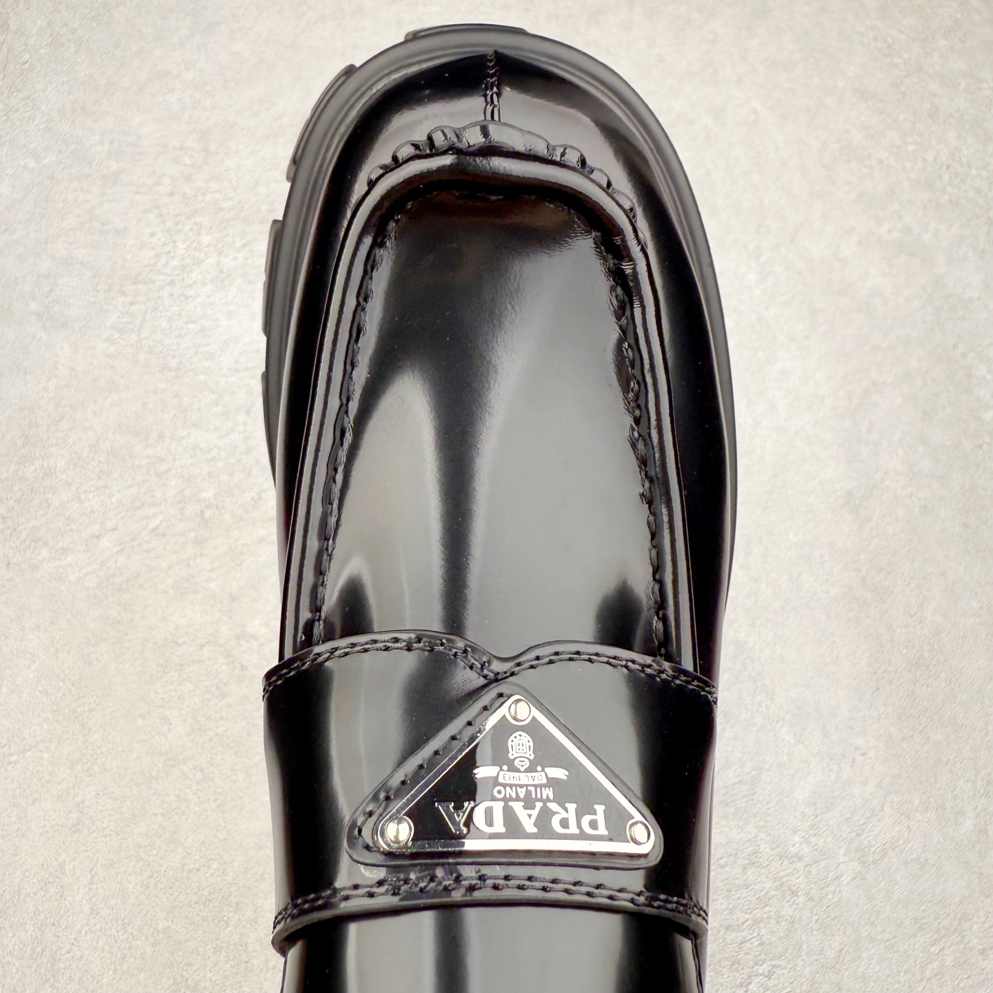 图片[4]-＃GD广顶 PRADA Monolith 普拉达皮革休闲平底乐福鞋 春夏最好的穿的乐福鞋 没有之一鞋型秀气大方 三角标加持 高级感拉满 无论日常通勤还是小场合都能穿出气场意大利著名的奢侈品品牌 普拉达这款牛皮面演绎prada式的黑暗优雅风情 鞋头很是秀气 鞋楦的复古与时尚平衡的非常好 没有平时别的款式的呆板整体是休闲时尚风 风格简约大方 舒适轻便 小牛皮鞋面超级软触感亲肤而光滑 很显质感也很好打理 设计摆脱路人感 打破沉闷单调 真的超级清秀百搭 而且这款增高效果一绝 特别有英伦风但又不是太过于复古的也很符合都市年轻人的审美 尺码：35 36 37 38 39 40 41-选品中心