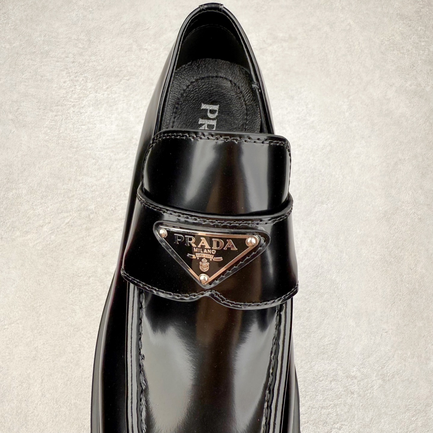 图片[5]-＃GD广顶 PRADA Monolith 普拉达皮革休闲平底乐福鞋 春夏最好的穿的乐福鞋 没有之一鞋型秀气大方 三角标加持 高级感拉满 无论日常通勤还是小场合都能穿出气场意大利著名的奢侈品品牌 普拉达这款牛皮面演绎prada式的黑暗优雅风情 鞋头很是秀气 鞋楦的复古与时尚平衡的非常好 没有平时别的款式的呆板整体是休闲时尚风 风格简约大方 舒适轻便 小牛皮鞋面超级软触感亲肤而光滑 很显质感也很好打理 设计摆脱路人感 打破沉闷单调 真的超级清秀百搭 而且这款增高效果一绝 特别有英伦风但又不是太过于复古的也很符合都市年轻人的审美 尺码：35 36 37 38 39 40 41-选品中心