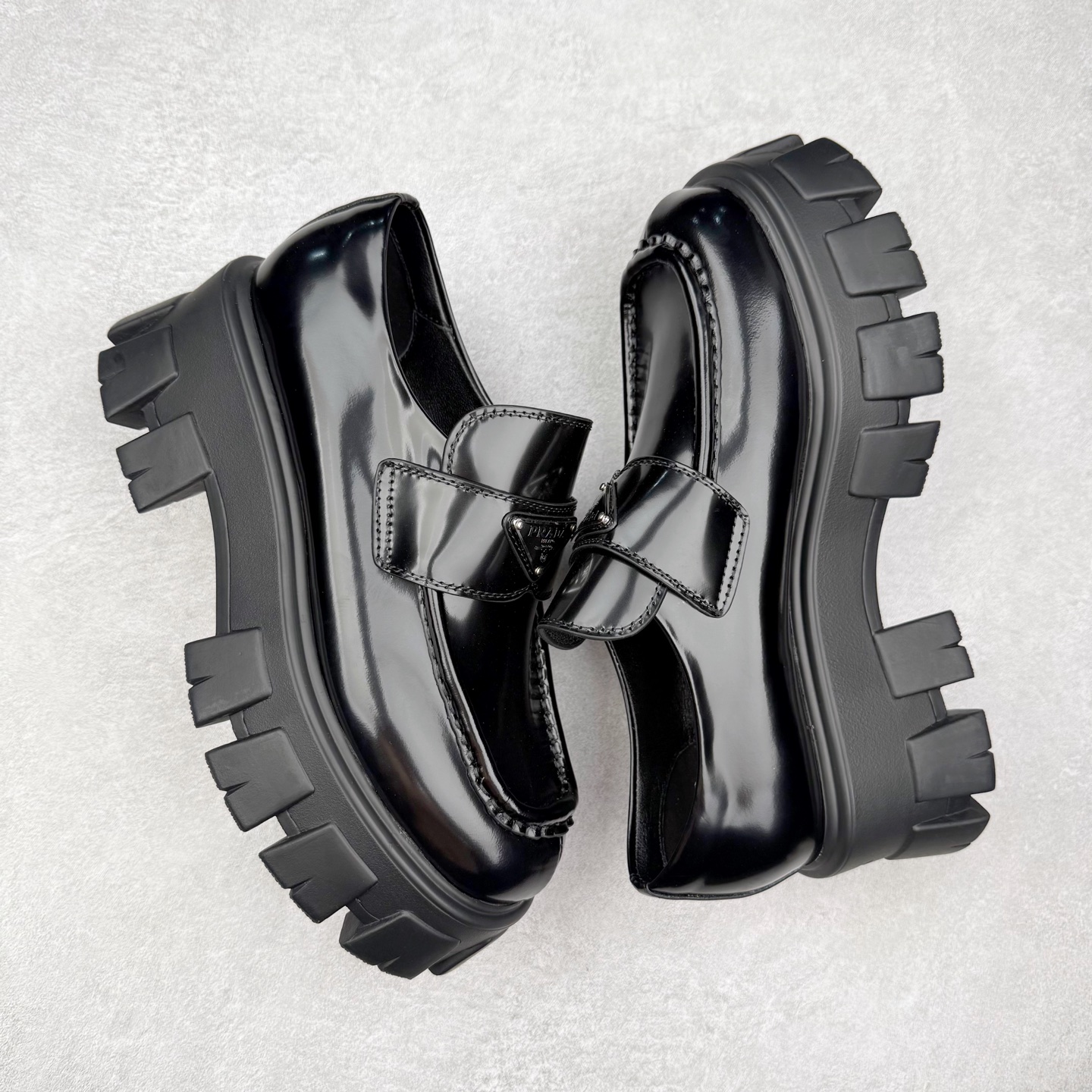 图片[3]-＃GD广顶 PRADA Monolith 普拉达皮革休闲平底乐福鞋 春夏最好的穿的乐福鞋 没有之一鞋型秀气大方 三角标加持 高级感拉满 无论日常通勤还是小场合都能穿出气场意大利著名的奢侈品品牌 普拉达这款牛皮面演绎prada式的黑暗优雅风情 鞋头很是秀气 鞋楦的复古与时尚平衡的非常好 没有平时别的款式的呆板整体是休闲时尚风 风格简约大方 舒适轻便 小牛皮鞋面超级软触感亲肤而光滑 很显质感也很好打理 设计摆脱路人感 打破沉闷单调 真的超级清秀百搭 而且这款增高效果一绝 特别有英伦风但又不是太过于复古的也很符合都市年轻人的审美 尺码：35 36 37 38 39 40 41-选品中心