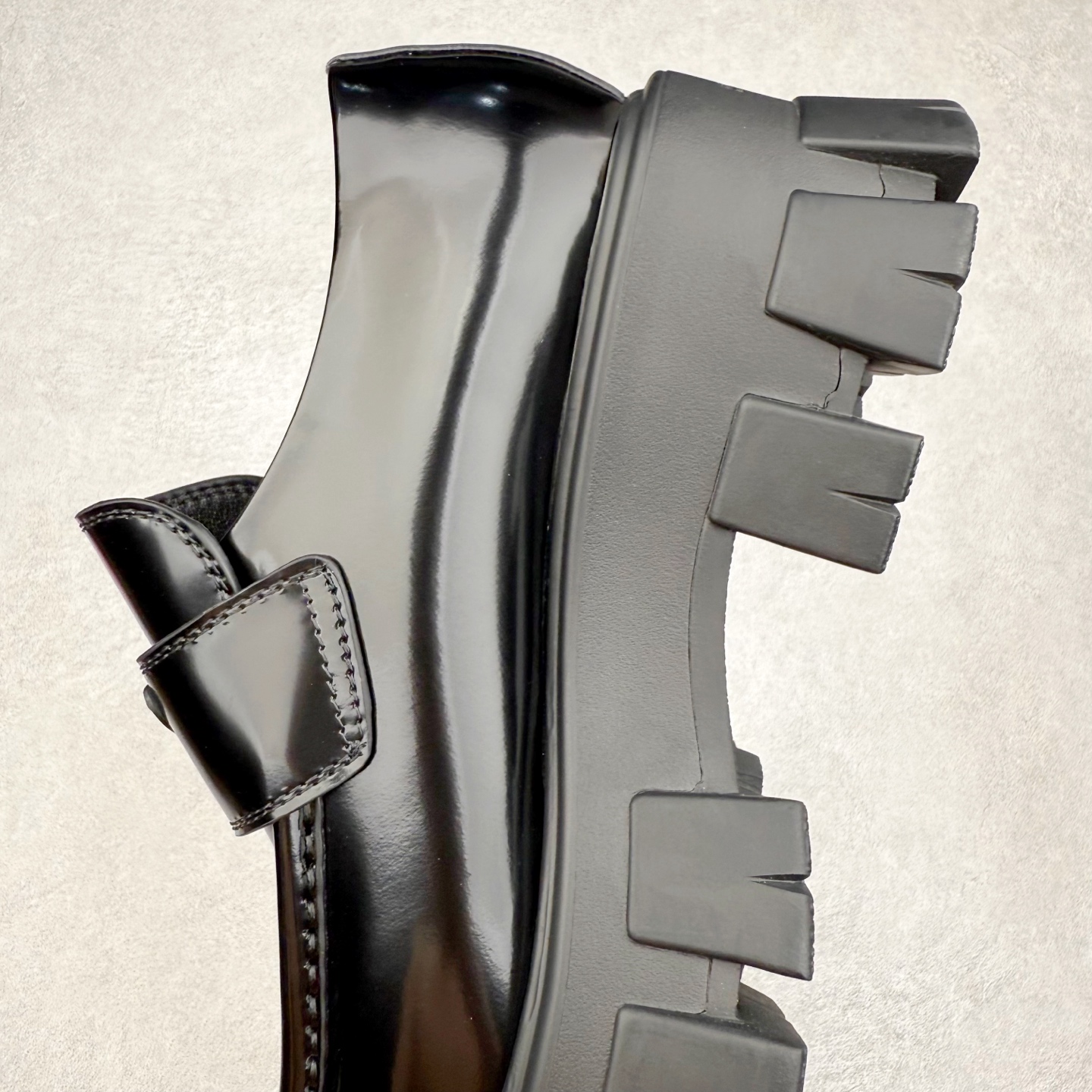 图片[7]-＃GD广顶 PRADA Monolith 普拉达皮革休闲平底乐福鞋 春夏最好的穿的乐福鞋 没有之一鞋型秀气大方 三角标加持 高级感拉满 无论日常通勤还是小场合都能穿出气场意大利著名的奢侈品品牌 普拉达这款牛皮面演绎prada式的黑暗优雅风情 鞋头很是秀气 鞋楦的复古与时尚平衡的非常好 没有平时别的款式的呆板整体是休闲时尚风 风格简约大方 舒适轻便 小牛皮鞋面超级软触感亲肤而光滑 很显质感也很好打理 设计摆脱路人感 打破沉闷单调 真的超级清秀百搭 而且这款增高效果一绝 特别有英伦风但又不是太过于复古的也很符合都市年轻人的审美 尺码：35 36 37 38 39 40 41-选品中心