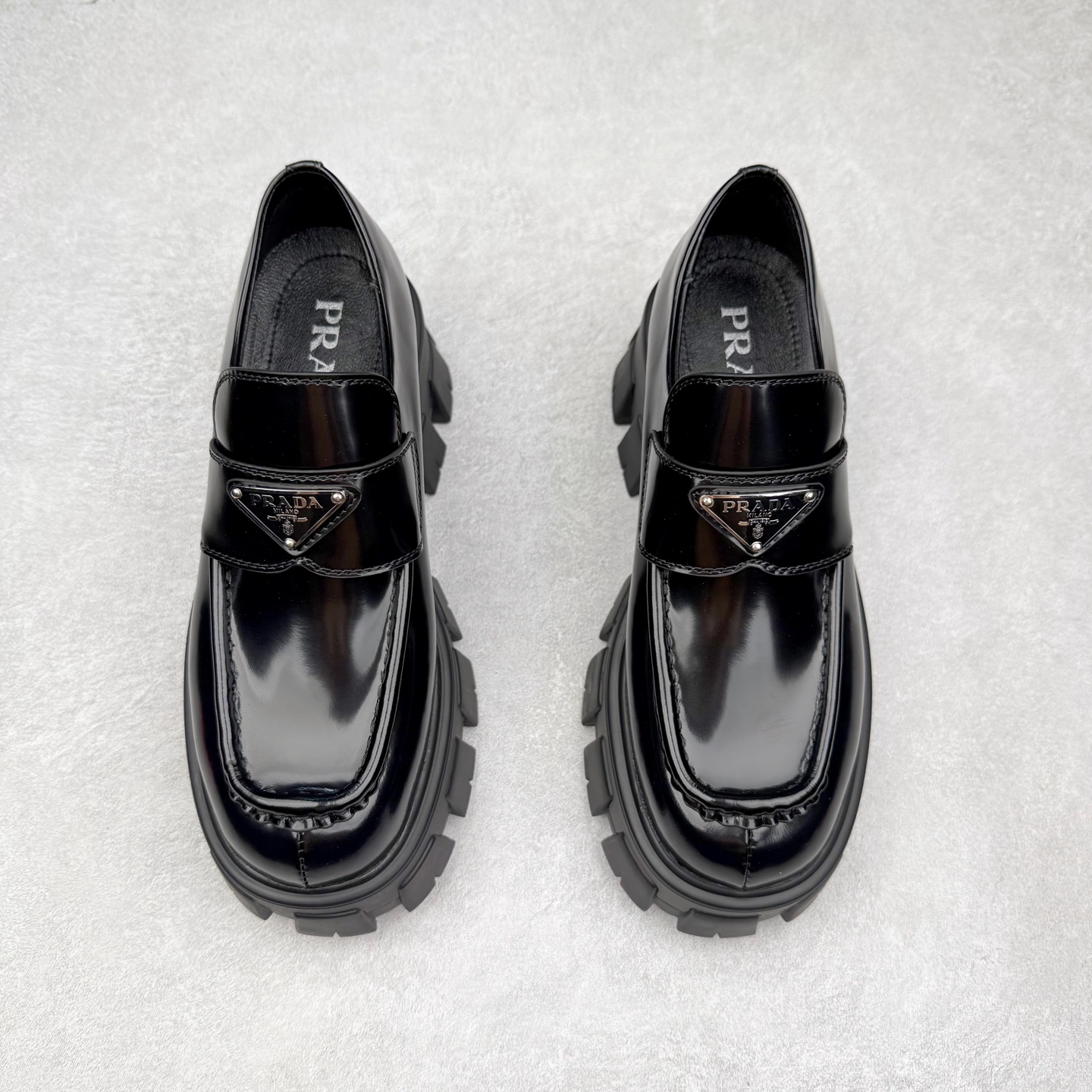 图片[2]-＃GD广顶 PRADA Monolith 普拉达皮革休闲平底乐福鞋 春夏最好的穿的乐福鞋 没有之一鞋型秀气大方 三角标加持 高级感拉满 无论日常通勤还是小场合都能穿出气场意大利著名的奢侈品品牌 普拉达这款牛皮面演绎prada式的黑暗优雅风情 鞋头很是秀气 鞋楦的复古与时尚平衡的非常好 没有平时别的款式的呆板整体是休闲时尚风 风格简约大方 舒适轻便 小牛皮鞋面超级软触感亲肤而光滑 很显质感也很好打理 设计摆脱路人感 打破沉闷单调 真的超级清秀百搭 而且这款增高效果一绝 特别有英伦风但又不是太过于复古的也很符合都市年轻人的审美 尺码：35 36 37 38 39 40 41-选品中心