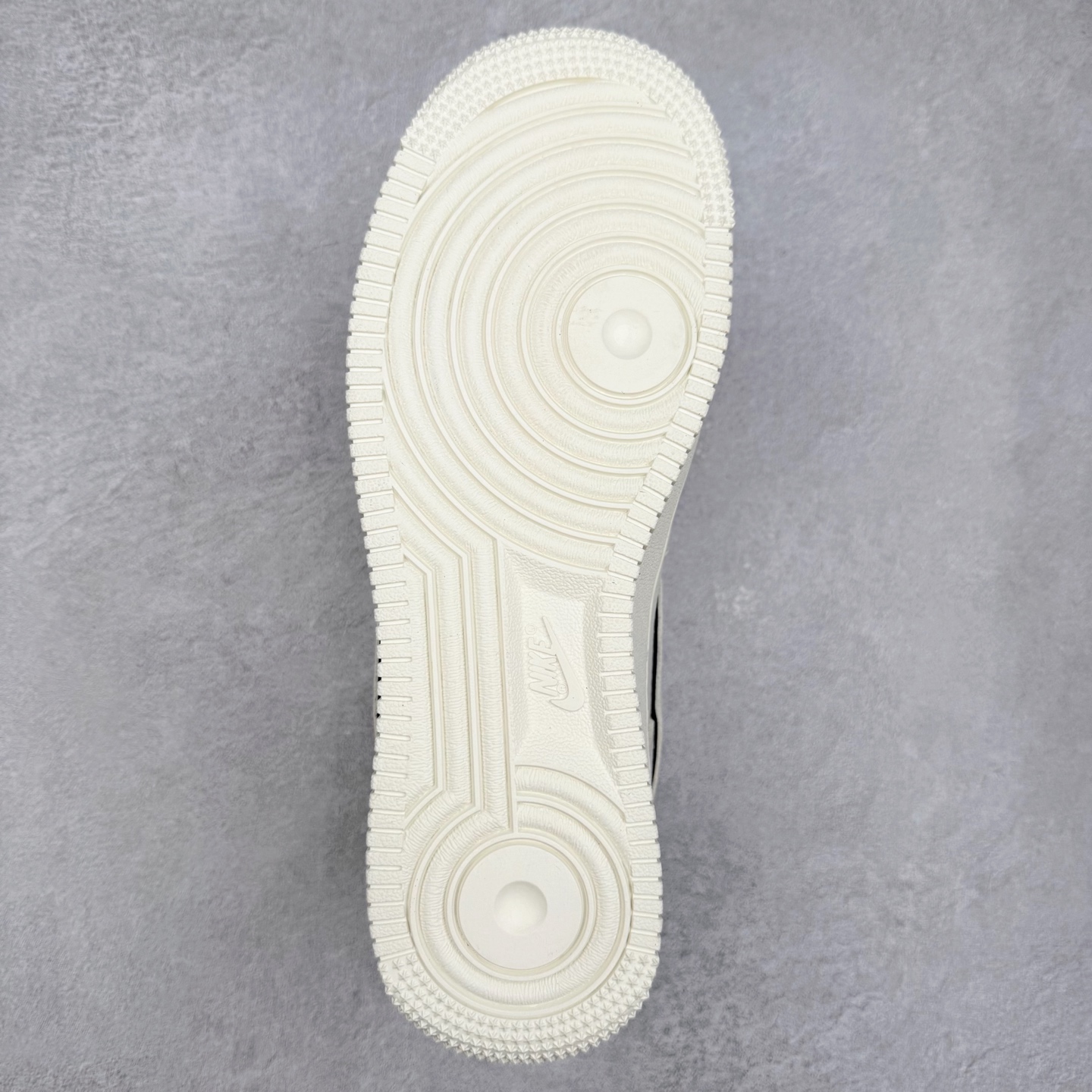 图片[9]-NK Air Force 1´07 Low 空军一号低帮百搭休闲运动板鞋 CS5288-031 柔软、弹性十足的缓震性能和出色的中底设计 横跨复古与现代的外型结合 造就出风靡全球 三十多年的Force 1 直到今天还深受青睐 实拍调校N版已经零色差零失真 百分百还原实物色彩所见即所得 不存在货不对板色差等低级问题 选购参考实物拍摄 不混卖不参货 只用心做好货严格选品 承诺混一赔十 尺码：36 36.5 37.5 38 38.5 39 40 40.5 41 42 42.5 43 44 44.5 45-选品中心