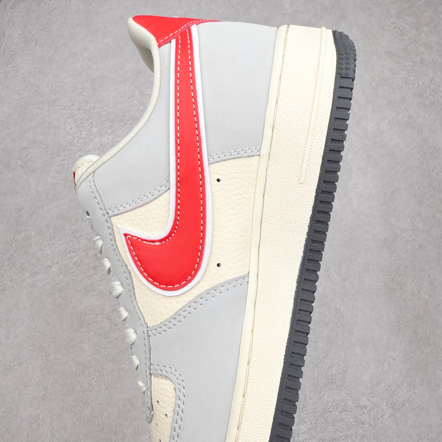 图片[7]-＃福利特价 NK Air Force 1´07 Low 空军一号低帮百搭休闲运动板鞋 柔软、弹性十足的缓震性能和出色的中底设计 横跨复古与现代的外型结合 造就出风靡全球 三十多年的Force 1 直到今天还深受青睐 实拍调校N版已经零色差零失真 百分百还原实物色彩所见即所得 不存在货不对板色差等低级问题 选购参考实物拍摄 不混卖不参货 只用心做好货严格选品 承诺混一赔十 尺码：36 36.5 37.5 38 38.5 39 40 40.5 41 42 42.5 43 44 44.5 45-选品中心