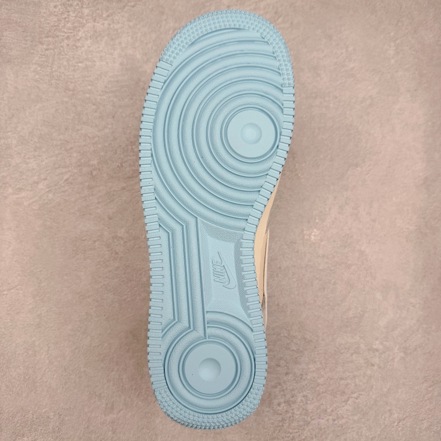 图片[9]-＃福利特价 NK Air Force 1´07 Low 空军一号低帮百搭休闲运动板鞋 柔软、弹性十足的缓震性能和出色的中底设计 横跨复古与现代的外型结合 造就出风靡全球 三十多年的Force 1 直到今天还深受青睐 实拍调校N版已经零色差零失真 百分百还原实物色彩所见即所得 不存在货不对板色差等低级问题 选购参考实物拍摄 不混卖不参货 只用心做好货严格选品 承诺混一赔十 尺码：36 36.5 37.5 38 38.5 39 40 40.5 41 42 42.5 43 44 44.5 45-选品中心