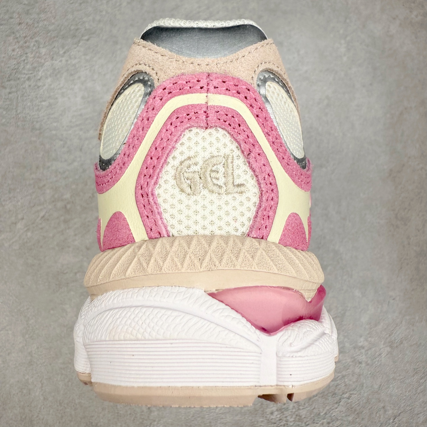 图片[8]-＃ZC总裁 Asics GEL-NYC 亚瑟士防滑耐磨透气低帮运动休闲鞋 GEL-NYC™ 运动鞋的灵感源自传统和现代高性能跑步风格 其鞋面结构参考了 2000 年代初的 GEL-NIMBUS™ 3 鞋 并将其与 MC-PLUS V 设计中的各种装饰融为一体 该工装通过使用 GEL-CUMULUS® 16 鞋的工装系统来对比鞋面的复古风格 通过轻质泡沫和 GEL® 技术嵌入物的结合 这种中底结构有助于创造先进的脚底舒适度 尺码：36 37 37.5 38 39 40.5 41.5 42 42.5 43.5 44 45 46.5 47-选品中心