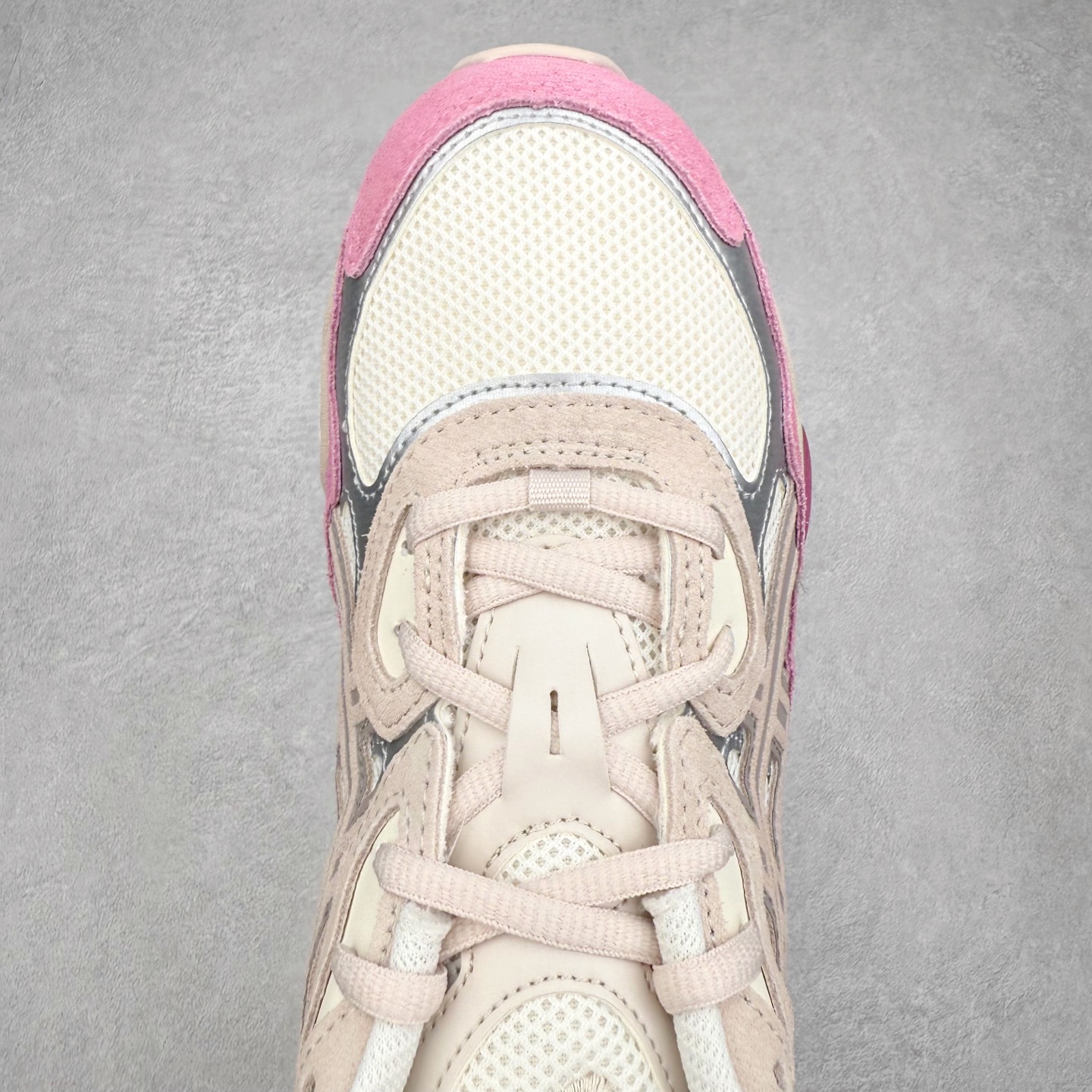 图片[4]-＃ZC总裁 Asics GEL-NYC 亚瑟士防滑耐磨透气低帮运动休闲鞋 GEL-NYC™ 运动鞋的灵感源自传统和现代高性能跑步风格 其鞋面结构参考了 2000 年代初的 GEL-NIMBUS™ 3 鞋 并将其与 MC-PLUS V 设计中的各种装饰融为一体 该工装通过使用 GEL-CUMULUS® 16 鞋的工装系统来对比鞋面的复古风格 通过轻质泡沫和 GEL® 技术嵌入物的结合 这种中底结构有助于创造先进的脚底舒适度 尺码：36 37 37.5 38 39 40.5 41.5 42 42.5 43.5 44 45 46.5 47-选品中心