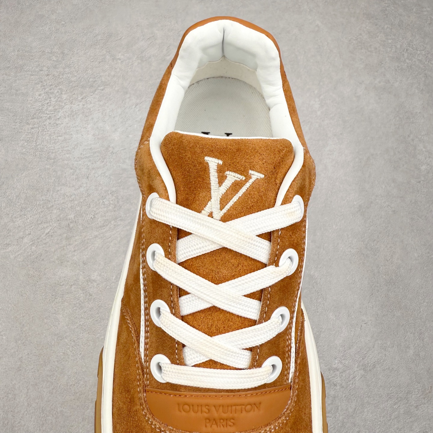 图片[5]-LOUIS VUITTON lv skate sneaker 2025 秋冬男士系列 Classic 牛皮革 圆头系带低帮 生活休闲鞋 原版开发 市面唯一正确版本 原版购入开发 欢迎对比 运动鞋于 2025 秋冬男士系列初次亮相 以光滑牛皮革塑造考究设计 可轻松融入各式造型 瞩目 LV 字母标注鞋侧 轻盈橡胶外底点缀 Vuitton 标识 材料使用原版定制进口头层牛皮 内里使用原版进口透气网里 原版开模橡胶发泡材质大底 内增高4CM 尺码：39 40 41 42 43 44 45-选品中心