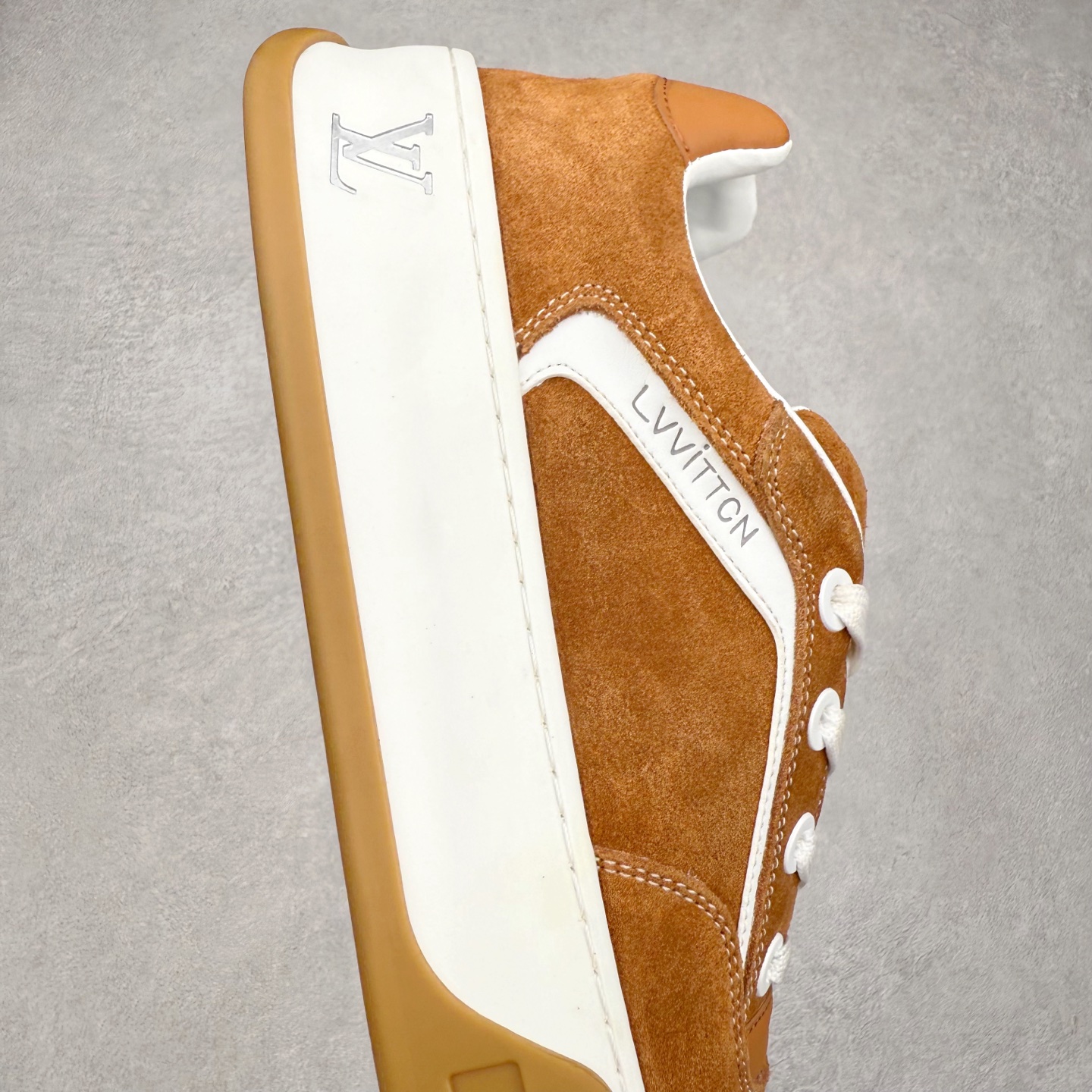 图片[6]-LOUIS VUITTON lv skate sneaker 2025 秋冬男士系列 Classic 牛皮革 圆头系带低帮 生活休闲鞋 原版开发 市面唯一正确版本 原版购入开发 欢迎对比 运动鞋于 2025 秋冬男士系列初次亮相 以光滑牛皮革塑造考究设计 可轻松融入各式造型 瞩目 LV 字母标注鞋侧 轻盈橡胶外底点缀 Vuitton 标识 材料使用原版定制进口头层牛皮 内里使用原版进口透气网里 原版开模橡胶发泡材质大底 内增高4CM 尺码：39 40 41 42 43 44 45-选品中心