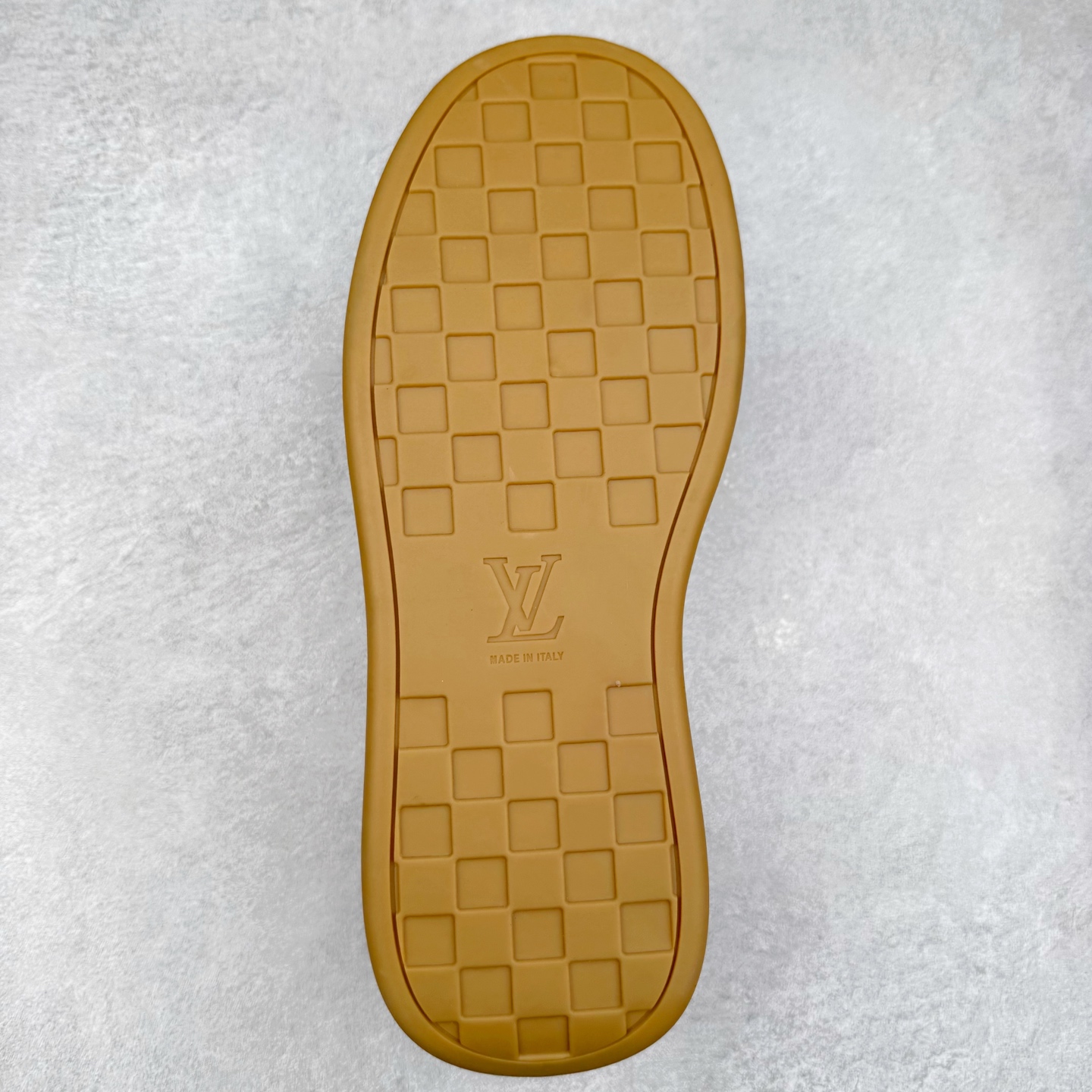 图片[9]-LOUIS VUITTON lv skate sneaker 2025 秋冬男士系列 Classic 牛皮革 圆头系带低帮 生活休闲鞋 原版开发 市面唯一正确版本 原版购入开发 欢迎对比 运动鞋于 2025 秋冬男士系列初次亮相 以光滑牛皮革塑造考究设计 可轻松融入各式造型 瞩目 LV 字母标注鞋侧 轻盈橡胶外底点缀 Vuitton 标识 材料使用原版定制进口头层牛皮 内里使用原版进口透气网里 原版开模橡胶发泡材质大底 内增高4CM 尺码：39 40 41 42 43 44 45-选品中心