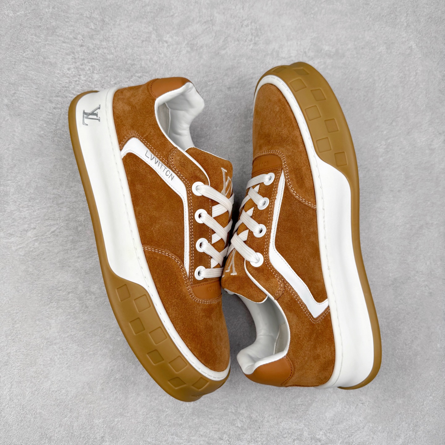 图片[3]-LOUIS VUITTON lv skate sneaker 2025 秋冬男士系列 Classic 牛皮革 圆头系带低帮 生活休闲鞋 原版开发 市面唯一正确版本 原版购入开发 欢迎对比 运动鞋于 2025 秋冬男士系列初次亮相 以光滑牛皮革塑造考究设计 可轻松融入各式造型 瞩目 LV 字母标注鞋侧 轻盈橡胶外底点缀 Vuitton 标识 材料使用原版定制进口头层牛皮 内里使用原版进口透气网里 原版开模橡胶发泡材质大底 内增高4CM 尺码：39 40 41 42 43 44 45-选品中心