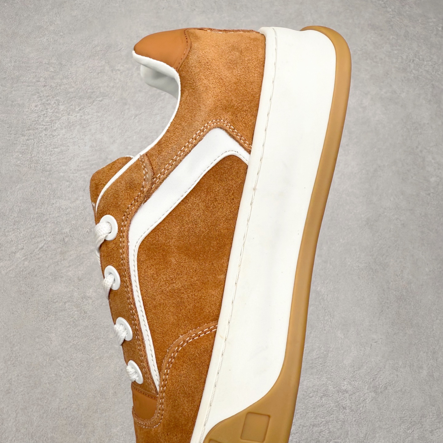 图片[7]-LOUIS VUITTON lv skate sneaker 2025 秋冬男士系列 Classic 牛皮革 圆头系带低帮 生活休闲鞋 原版开发 市面唯一正确版本 原版购入开发 欢迎对比 运动鞋于 2025 秋冬男士系列初次亮相 以光滑牛皮革塑造考究设计 可轻松融入各式造型 瞩目 LV 字母标注鞋侧 轻盈橡胶外底点缀 Vuitton 标识 材料使用原版定制进口头层牛皮 内里使用原版进口透气网里 原版开模橡胶发泡材质大底 内增高4CM 尺码：39 40 41 42 43 44 45-选品中心