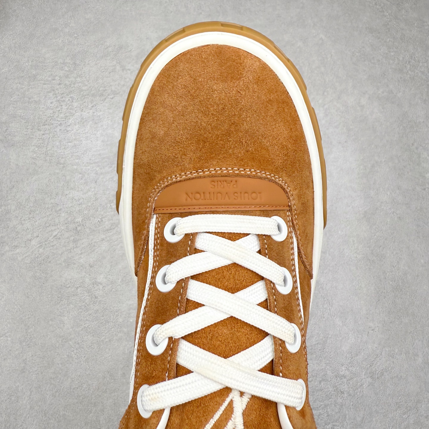 图片[4]-LOUIS VUITTON lv skate sneaker 2025 秋冬男士系列 Classic 牛皮革 圆头系带低帮 生活休闲鞋 原版开发 市面唯一正确版本 原版购入开发 欢迎对比 运动鞋于 2025 秋冬男士系列初次亮相 以光滑牛皮革塑造考究设计 可轻松融入各式造型 瞩目 LV 字母标注鞋侧 轻盈橡胶外底点缀 Vuitton 标识 材料使用原版定制进口头层牛皮 内里使用原版进口透气网里 原版开模橡胶发泡材质大底 内增高4CM 尺码：39 40 41 42 43 44 45-选品中心