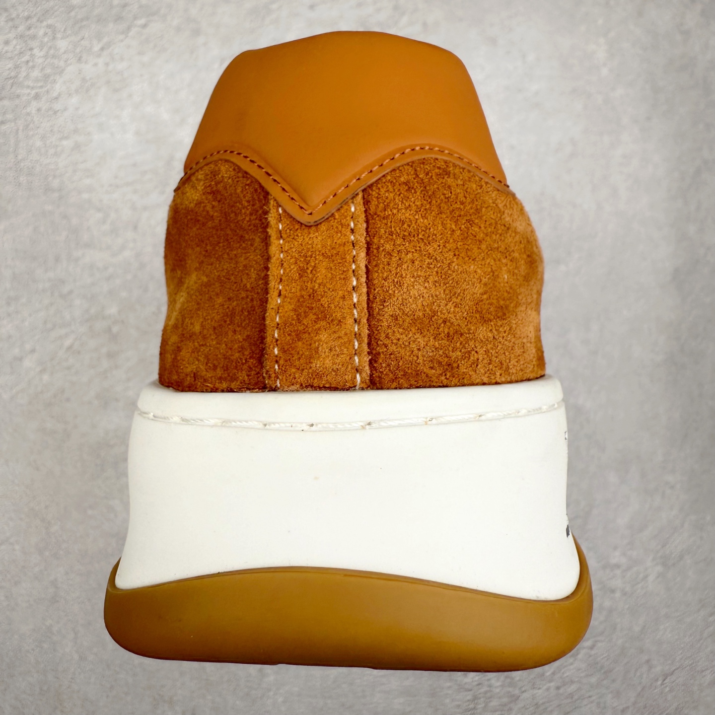 图片[8]-LOUIS VUITTON lv skate sneaker 2025 秋冬男士系列 Classic 牛皮革 圆头系带低帮 生活休闲鞋 原版开发 市面唯一正确版本 原版购入开发 欢迎对比 运动鞋于 2025 秋冬男士系列初次亮相 以光滑牛皮革塑造考究设计 可轻松融入各式造型 瞩目 LV 字母标注鞋侧 轻盈橡胶外底点缀 Vuitton 标识 材料使用原版定制进口头层牛皮 内里使用原版进口透气网里 原版开模橡胶发泡材质大底 内增高4CM 尺码：39 40 41 42 43 44 45-选品中心