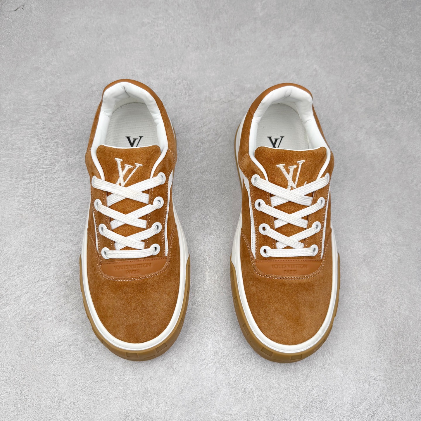 图片[2]-LOUIS VUITTON lv skate sneaker 2025 秋冬男士系列 Classic 牛皮革 圆头系带低帮 生活休闲鞋 原版开发 市面唯一正确版本 原版购入开发 欢迎对比 运动鞋于 2025 秋冬男士系列初次亮相 以光滑牛皮革塑造考究设计 可轻松融入各式造型 瞩目 LV 字母标注鞋侧 轻盈橡胶外底点缀 Vuitton 标识 材料使用原版定制进口头层牛皮 内里使用原版进口透气网里 原版开模橡胶发泡材质大底 内增高4CM 尺码：39 40 41 42 43 44 45-选品中心