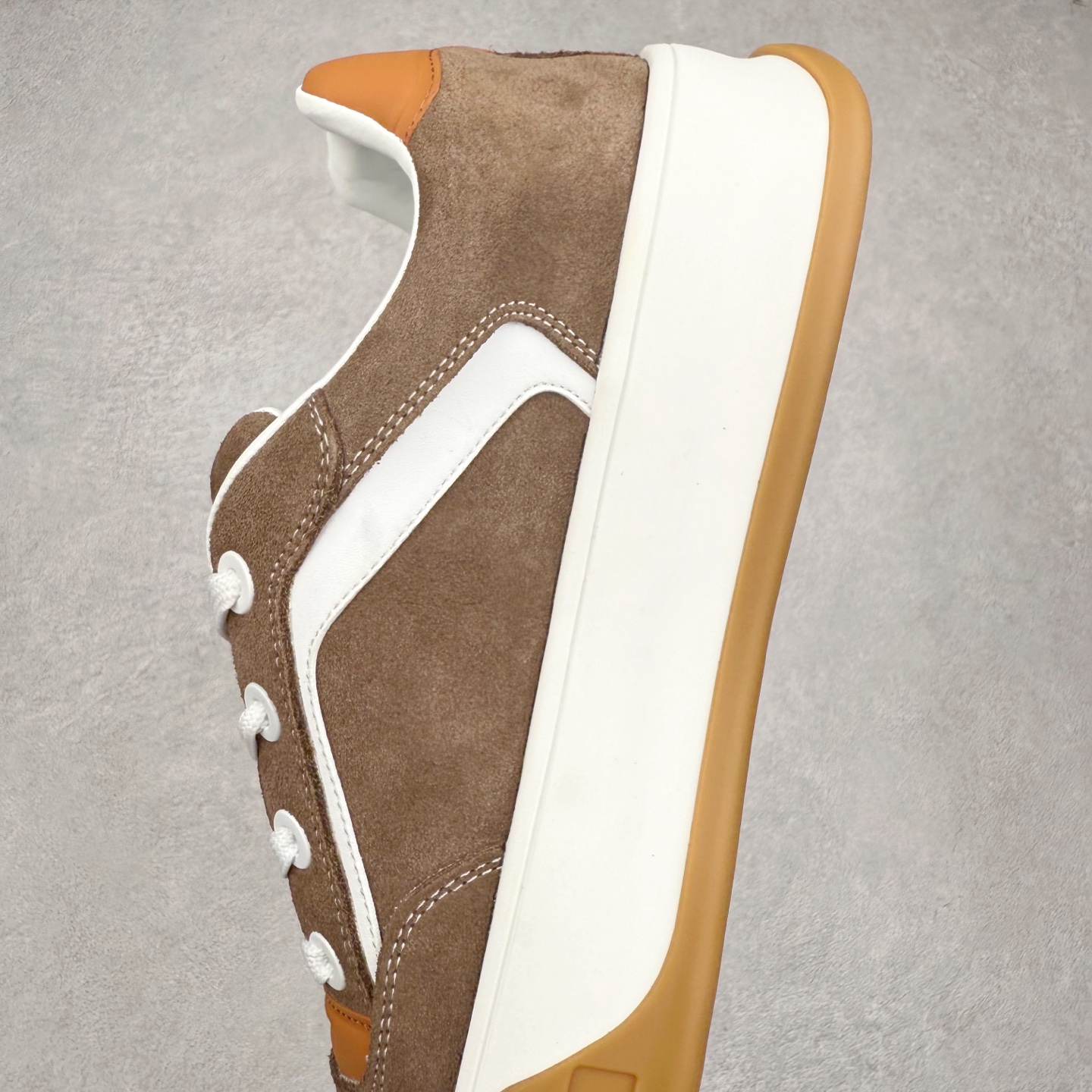 图片[7]-LOUIS VUITTON lv skate sneaker 2025 秋冬男士系列 Classic 牛皮革 圆头系带低帮 生活休闲鞋 原版开发 市面唯一正确版本 原版购入开发 欢迎对比 运动鞋于 2025 秋冬男士系列初次亮相 以光滑牛皮革塑造考究设计 可轻松融入各式造型 瞩目 LV 字母标注鞋侧 轻盈橡胶外底点缀 Vuitton 标识 材料使用原版定制进口头层牛皮 内里使用原版进口透气网里 原版开模橡胶发泡材质大底 内增高4CM 尺码：39 40 41 42 43 44 45-选品中心