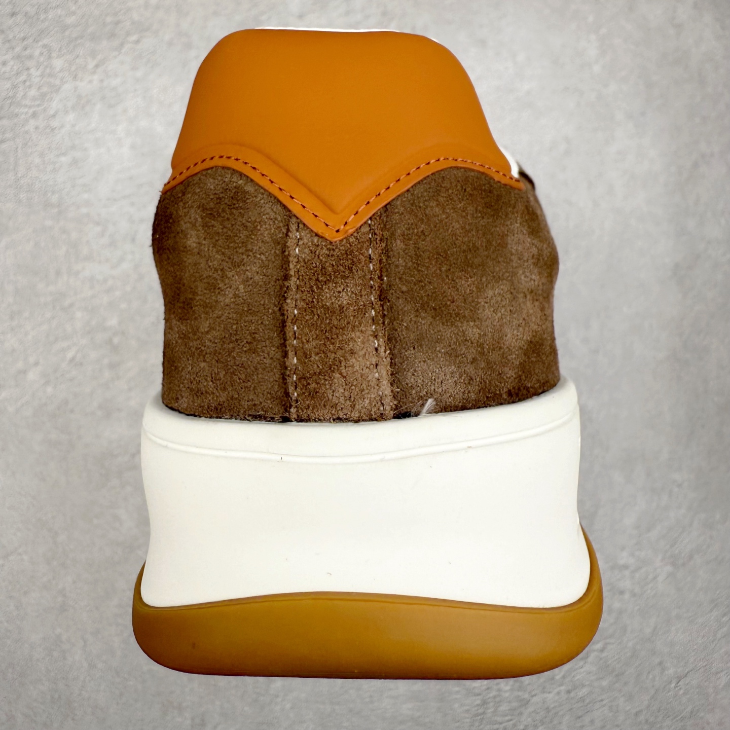 图片[8]-LOUIS VUITTON lv skate sneaker 2025 秋冬男士系列 Classic 牛皮革 圆头系带低帮 生活休闲鞋 原版开发 市面唯一正确版本 原版购入开发 欢迎对比 运动鞋于 2025 秋冬男士系列初次亮相 以光滑牛皮革塑造考究设计 可轻松融入各式造型 瞩目 LV 字母标注鞋侧 轻盈橡胶外底点缀 Vuitton 标识 材料使用原版定制进口头层牛皮 内里使用原版进口透气网里 原版开模橡胶发泡材质大底 内增高4CM 尺码：39 40 41 42 43 44 45-选品中心