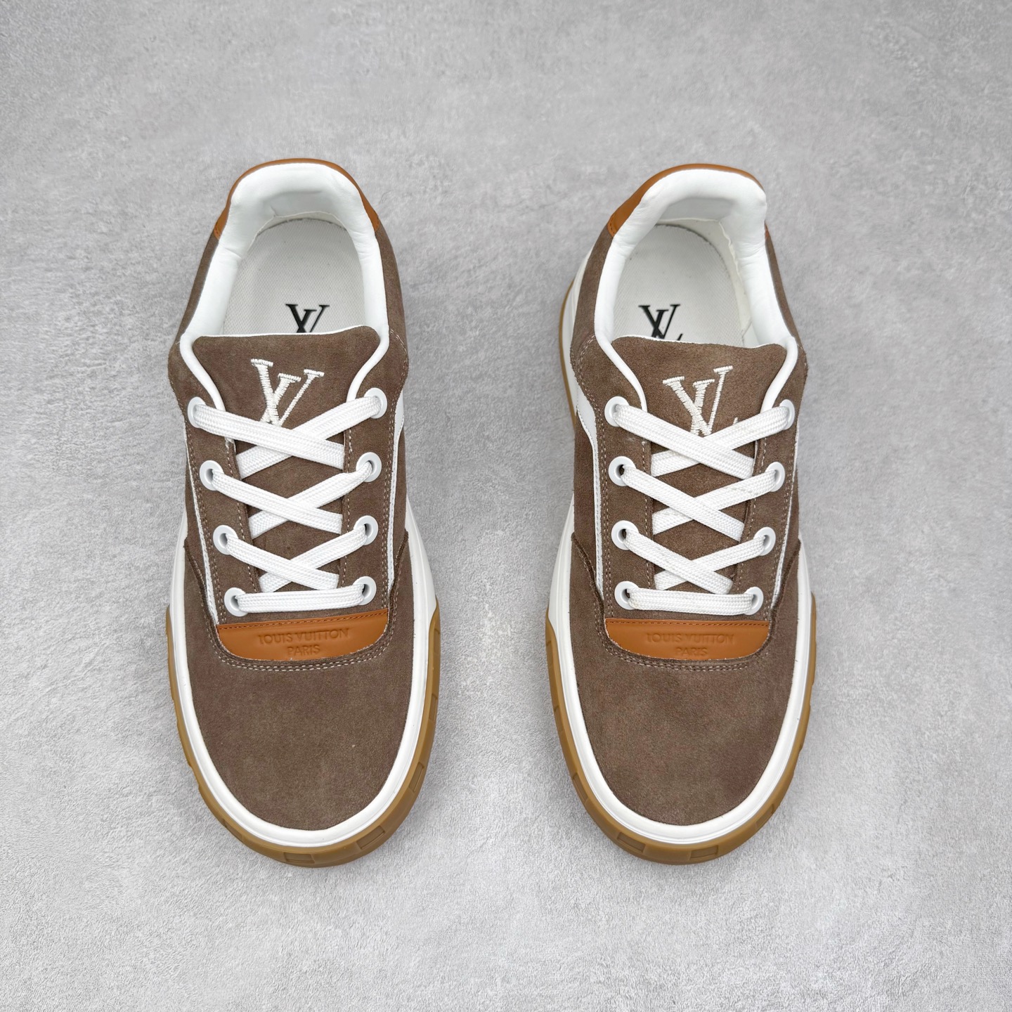 图片[2]-LOUIS VUITTON lv skate sneaker 2025 秋冬男士系列 Classic 牛皮革 圆头系带低帮 生活休闲鞋 原版开发 市面唯一正确版本 原版购入开发 欢迎对比 运动鞋于 2025 秋冬男士系列初次亮相 以光滑牛皮革塑造考究设计 可轻松融入各式造型 瞩目 LV 字母标注鞋侧 轻盈橡胶外底点缀 Vuitton 标识 材料使用原版定制进口头层牛皮 内里使用原版进口透气网里 原版开模橡胶发泡材质大底 内增高4CM 尺码：39 40 41 42 43 44 45-选品中心