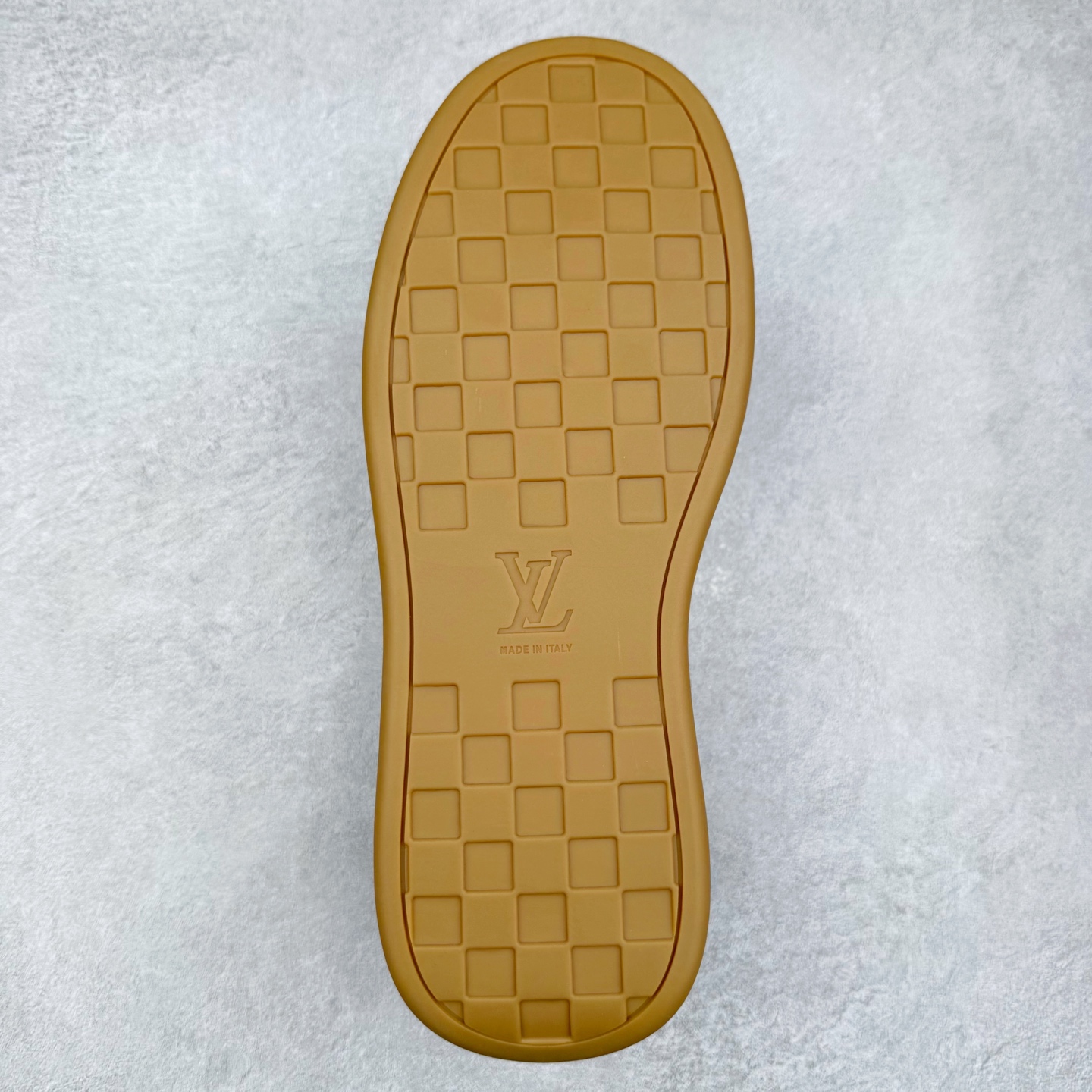 图片[9]-LOUIS VUITTON lv skate sneaker 2025 秋冬男士系列 Classic 牛皮革 圆头系带低帮 生活休闲鞋 原版开发 市面唯一正确版本 原版购入开发 欢迎对比 运动鞋于 2025 秋冬男士系列初次亮相 以光滑牛皮革塑造考究设计 可轻松融入各式造型 瞩目 LV 字母标注鞋侧 轻盈橡胶外底点缀 Vuitton 标识 材料使用原版定制进口头层牛皮 内里使用原版进口透气网里 原版开模橡胶发泡材质大底 内增高4CM 尺码：39 40 41 42 43 44 45-选品中心