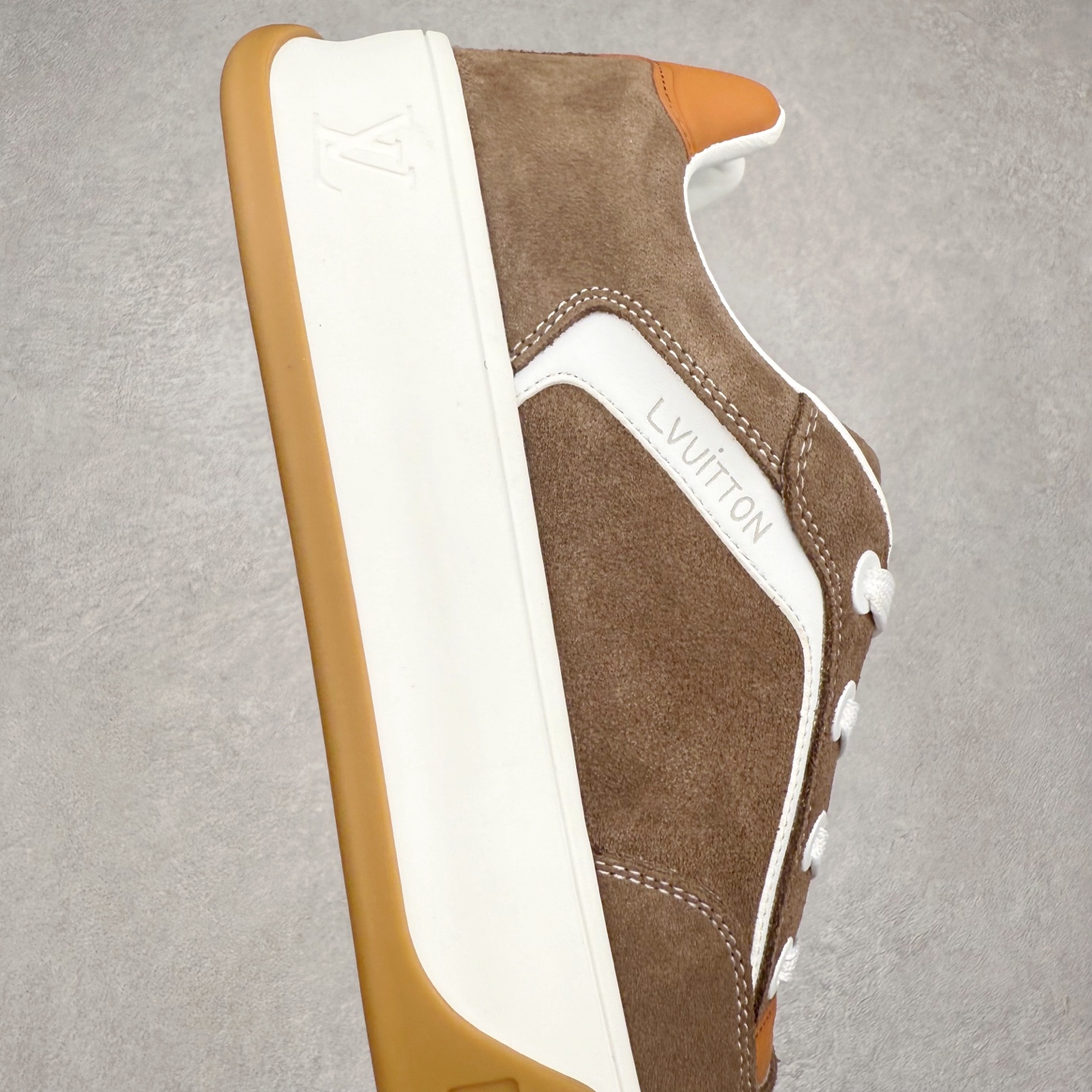 图片[6]-LOUIS VUITTON lv skate sneaker 2025 秋冬男士系列 Classic 牛皮革 圆头系带低帮 生活休闲鞋 原版开发 市面唯一正确版本 原版购入开发 欢迎对比 运动鞋于 2025 秋冬男士系列初次亮相 以光滑牛皮革塑造考究设计 可轻松融入各式造型 瞩目 LV 字母标注鞋侧 轻盈橡胶外底点缀 Vuitton 标识 材料使用原版定制进口头层牛皮 内里使用原版进口透气网里 原版开模橡胶发泡材质大底 内增高4CM 尺码：39 40 41 42 43 44 45-选品中心