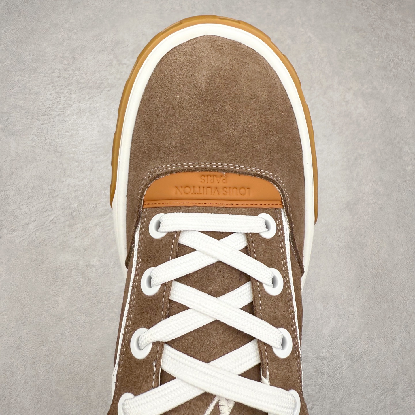 图片[4]-LOUIS VUITTON lv skate sneaker 2025 秋冬男士系列 Classic 牛皮革 圆头系带低帮 生活休闲鞋 原版开发 市面唯一正确版本 原版购入开发 欢迎对比 运动鞋于 2025 秋冬男士系列初次亮相 以光滑牛皮革塑造考究设计 可轻松融入各式造型 瞩目 LV 字母标注鞋侧 轻盈橡胶外底点缀 Vuitton 标识 材料使用原版定制进口头层牛皮 内里使用原版进口透气网里 原版开模橡胶发泡材质大底 内增高4CM 尺码：39 40 41 42 43 44 45-选品中心