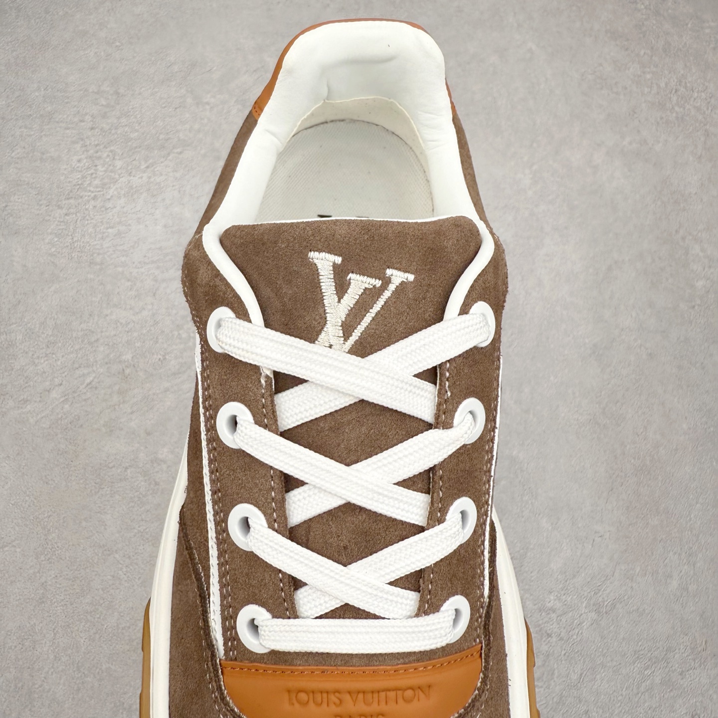 图片[5]-LOUIS VUITTON lv skate sneaker 2025 秋冬男士系列 Classic 牛皮革 圆头系带低帮 生活休闲鞋 原版开发 市面唯一正确版本 原版购入开发 欢迎对比 运动鞋于 2025 秋冬男士系列初次亮相 以光滑牛皮革塑造考究设计 可轻松融入各式造型 瞩目 LV 字母标注鞋侧 轻盈橡胶外底点缀 Vuitton 标识 材料使用原版定制进口头层牛皮 内里使用原版进口透气网里 原版开模橡胶发泡材质大底 内增高4CM 尺码：39 40 41 42 43 44 45-选品中心