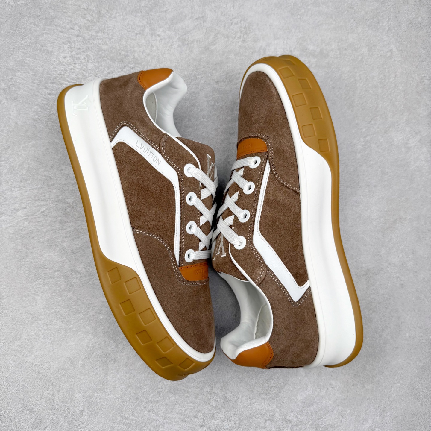 图片[3]-LOUIS VUITTON lv skate sneaker 2025 秋冬男士系列 Classic 牛皮革 圆头系带低帮 生活休闲鞋 原版开发 市面唯一正确版本 原版购入开发 欢迎对比 运动鞋于 2025 秋冬男士系列初次亮相 以光滑牛皮革塑造考究设计 可轻松融入各式造型 瞩目 LV 字母标注鞋侧 轻盈橡胶外底点缀 Vuitton 标识 材料使用原版定制进口头层牛皮 内里使用原版进口透气网里 原版开模橡胶发泡材质大底 内增高4CM 尺码：39 40 41 42 43 44 45-选品中心