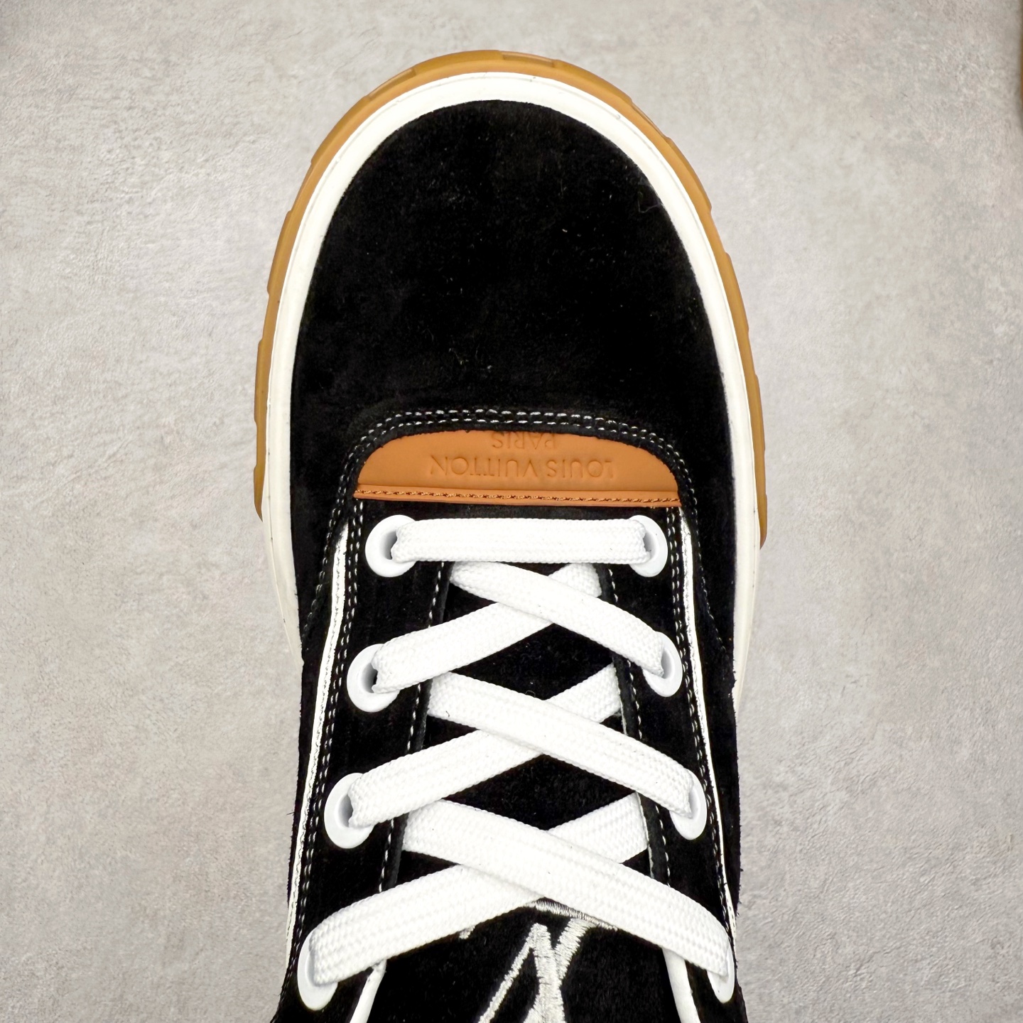 图片[4]-LOUIS VUITTON lv skate sneaker 2025 秋冬男士系列 Classic 牛皮革 圆头系带低帮 生活休闲鞋 原版开发 市面唯一正确版本 原版购入开发 欢迎对比 运动鞋于 2025 秋冬男士系列初次亮相 以光滑牛皮革塑造考究设计 可轻松融入各式造型 瞩目 LV 字母标注鞋侧 轻盈橡胶外底点缀 Vuitton 标识 材料使用原版定制进口头层牛皮 内里使用原版进口透气网里 原版开模橡胶发泡材质大底 内增高4CM 尺码：39 40 41 42 43 44 45-选品中心