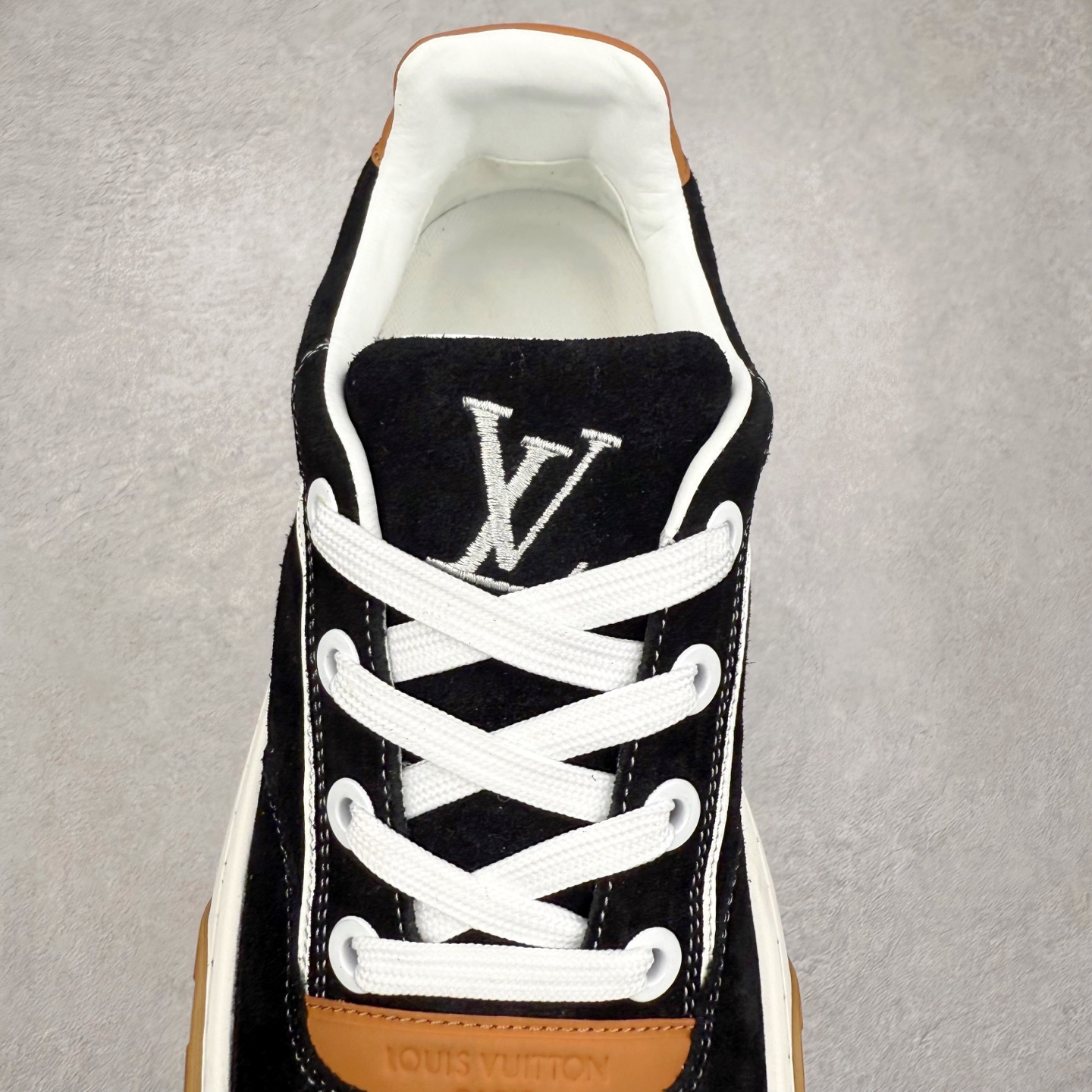 图片[5]-LOUIS VUITTON lv skate sneaker 2025 秋冬男士系列 Classic 牛皮革 圆头系带低帮 生活休闲鞋 原版开发 市面唯一正确版本 原版购入开发 欢迎对比 运动鞋于 2025 秋冬男士系列初次亮相 以光滑牛皮革塑造考究设计 可轻松融入各式造型 瞩目 LV 字母标注鞋侧 轻盈橡胶外底点缀 Vuitton 标识 材料使用原版定制进口头层牛皮 内里使用原版进口透气网里 原版开模橡胶发泡材质大底 内增高4CM 尺码：39 40 41 42 43 44 45-选品中心